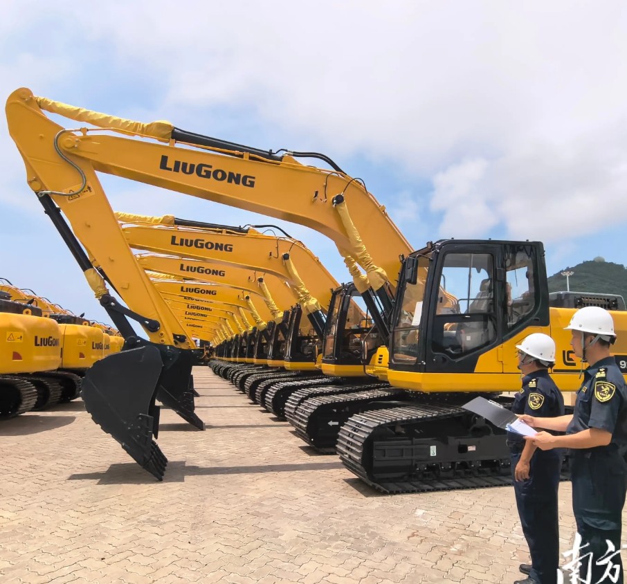 广西柳工96台套工程机械在茂名“抵港直装”，出口运往印尼