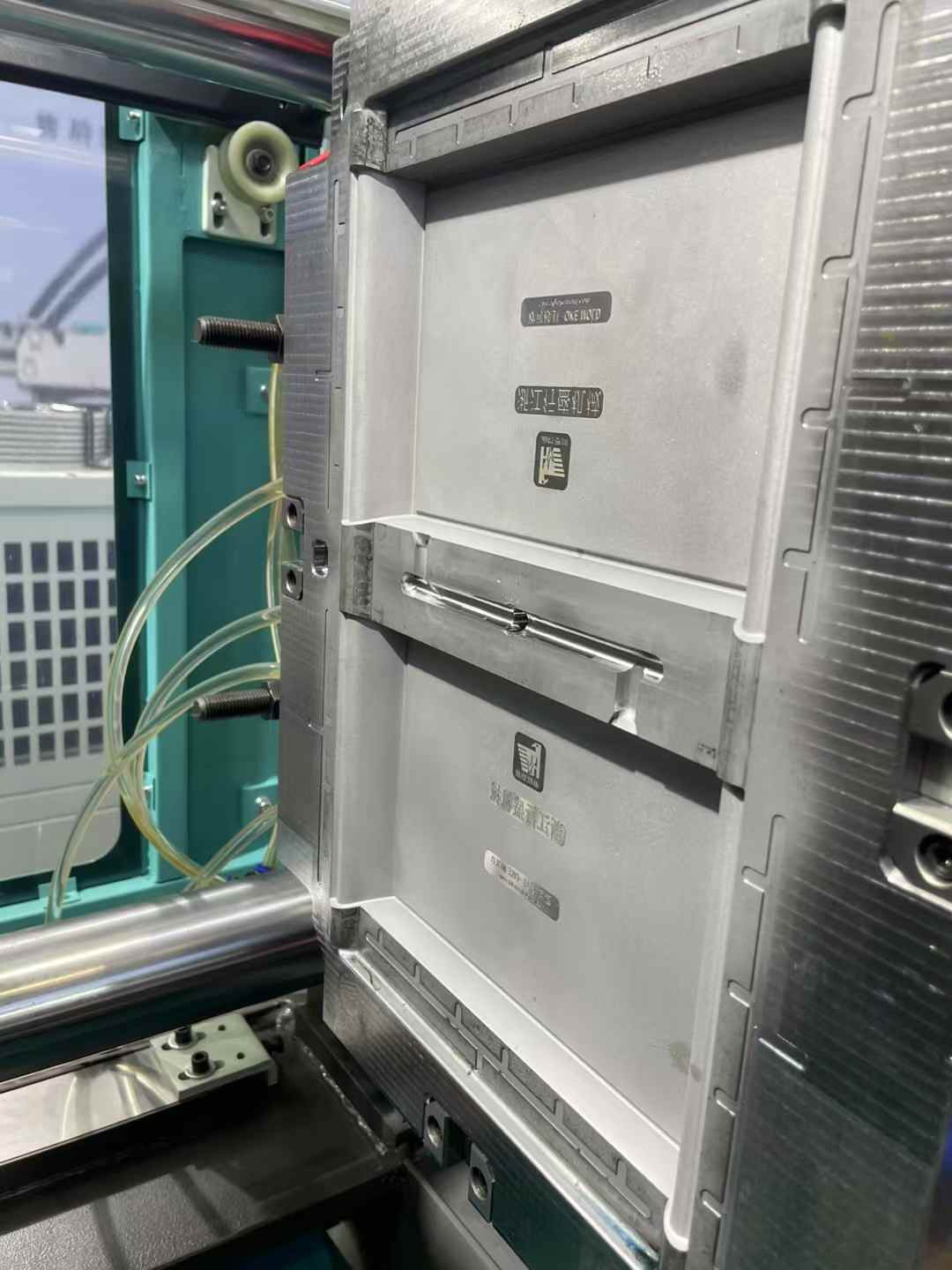 Mixed-color injection molding machine.