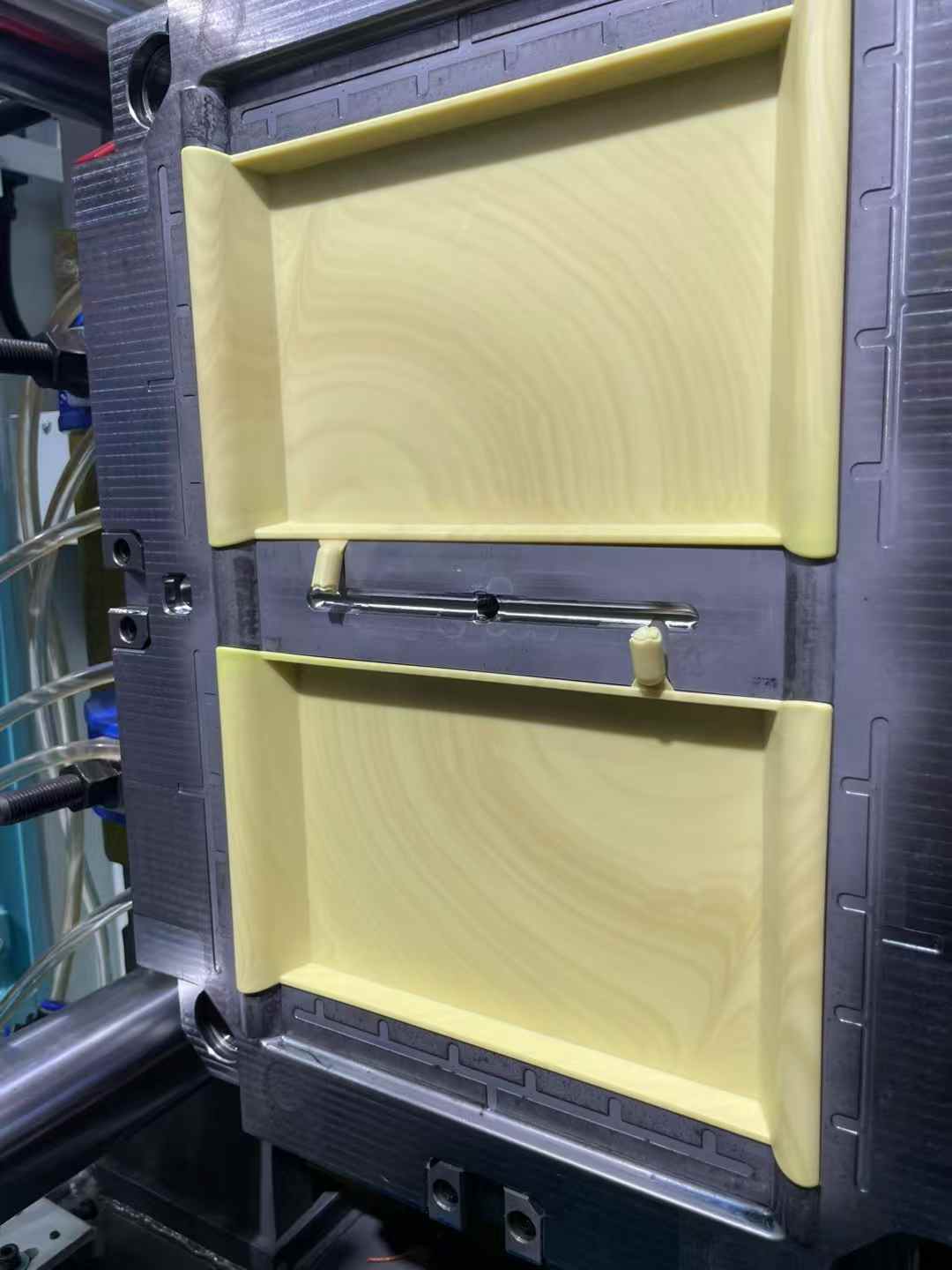 Mixed-color injection molding machine.