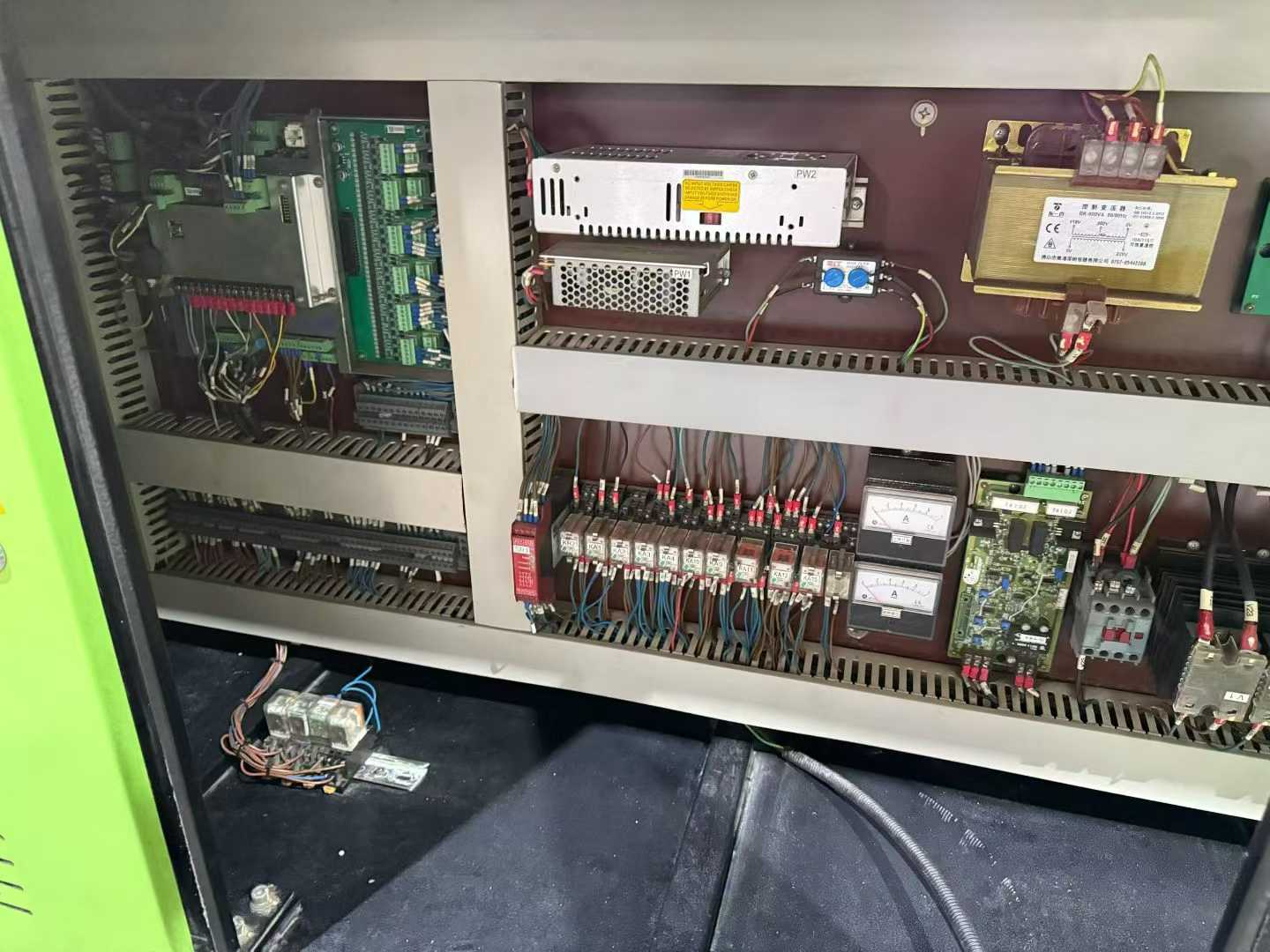 Injection molding machine.