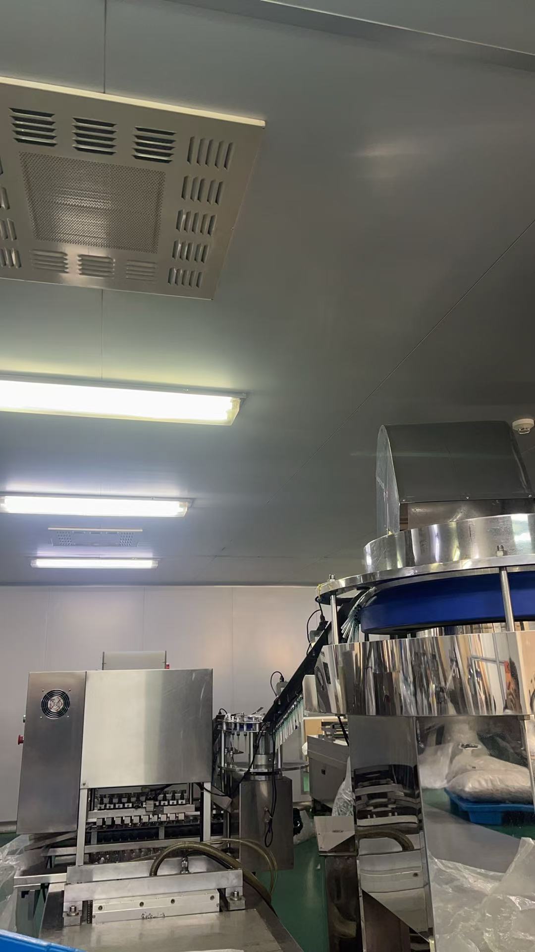 Syringe dispensing machine and needle tip dispensing machine.