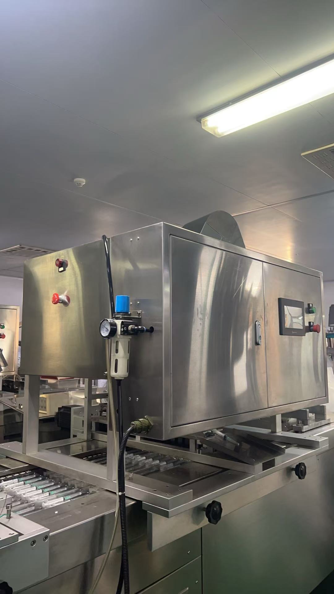 Syringe dispensing machine and needle tip dispensing machine.