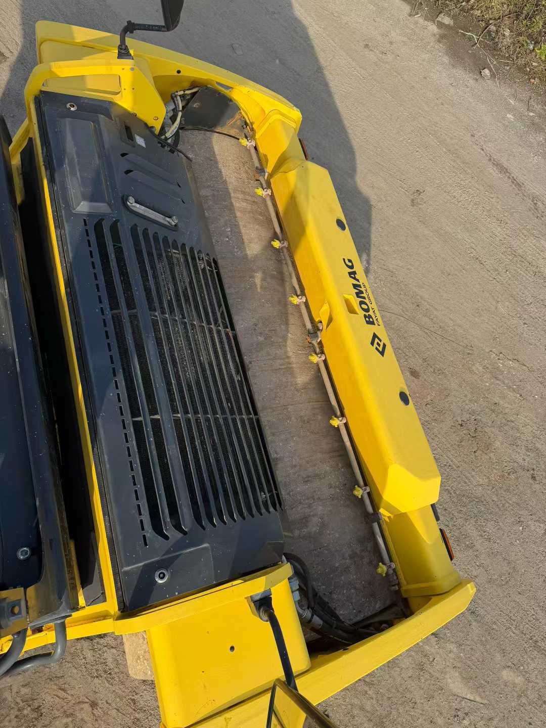 Double steel wheels.