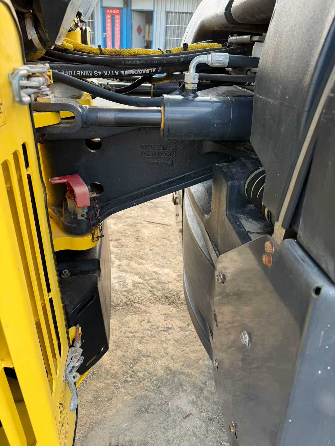 Double steel wheels.