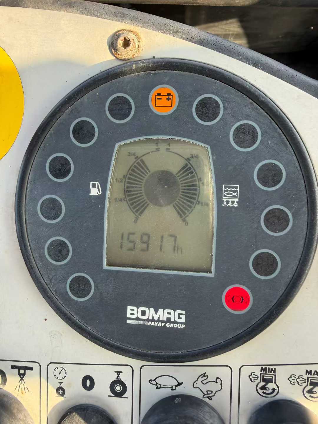 Double steel wheels.