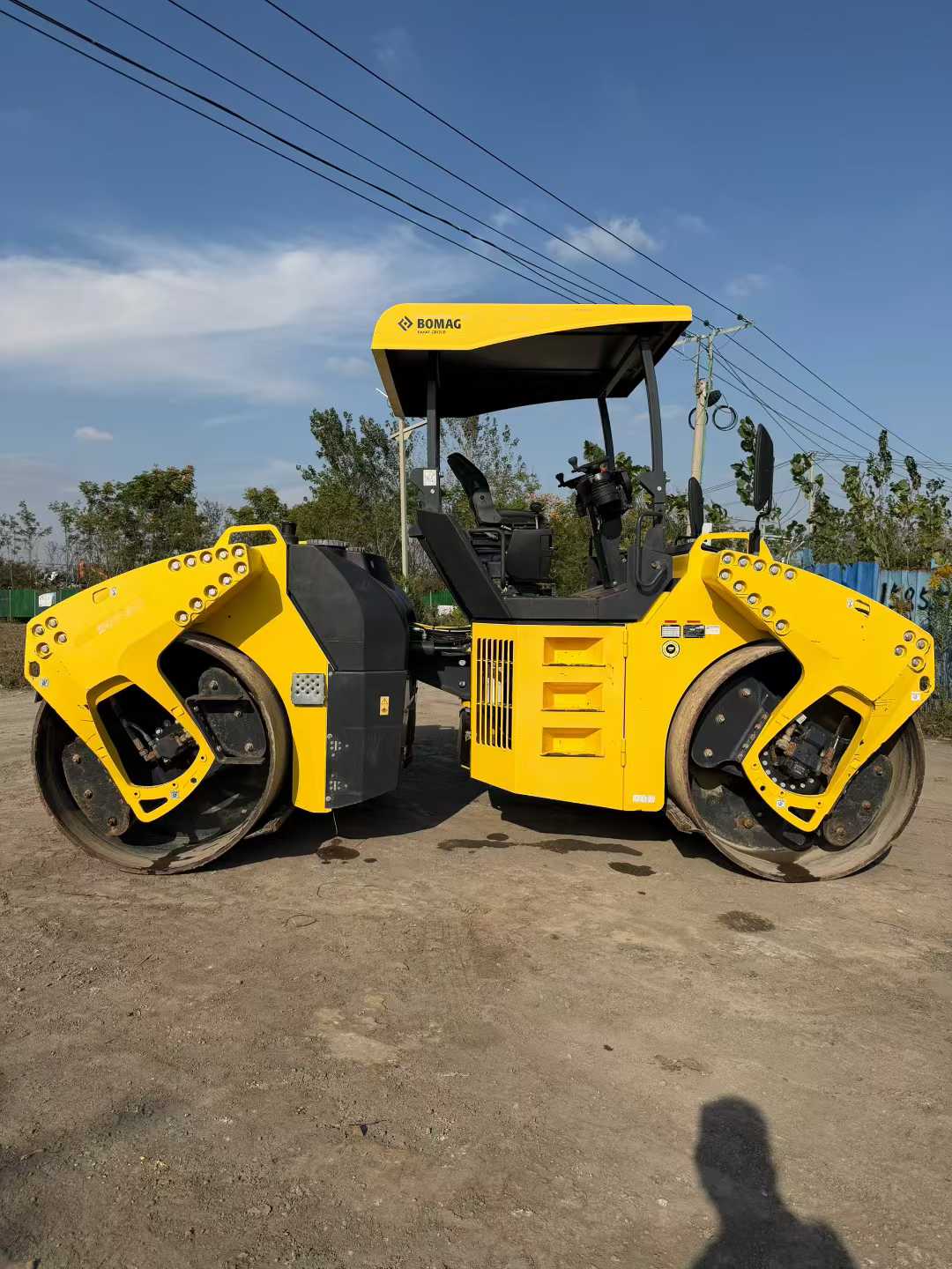 Double steel wheels.