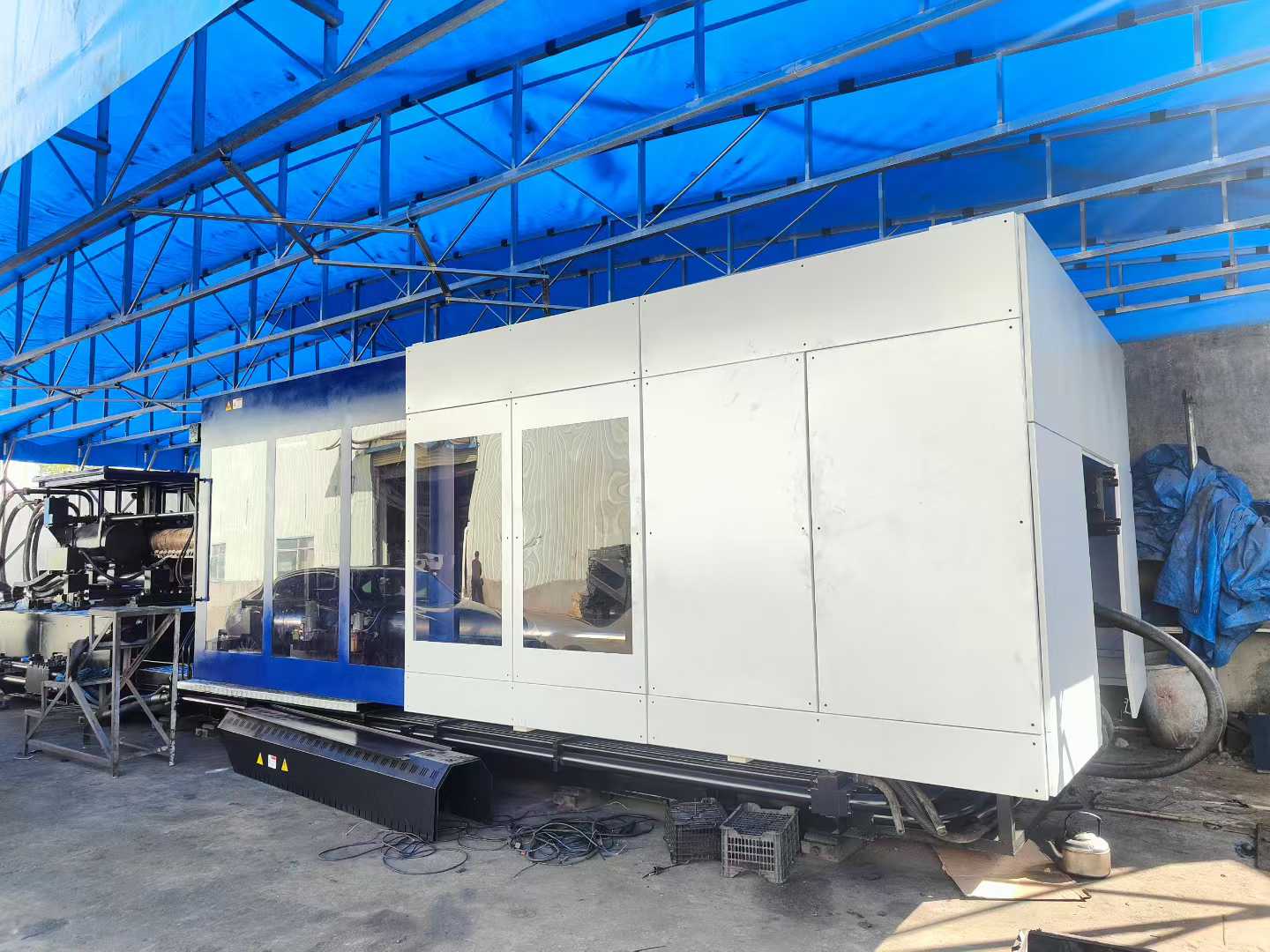 Injection molding machine.