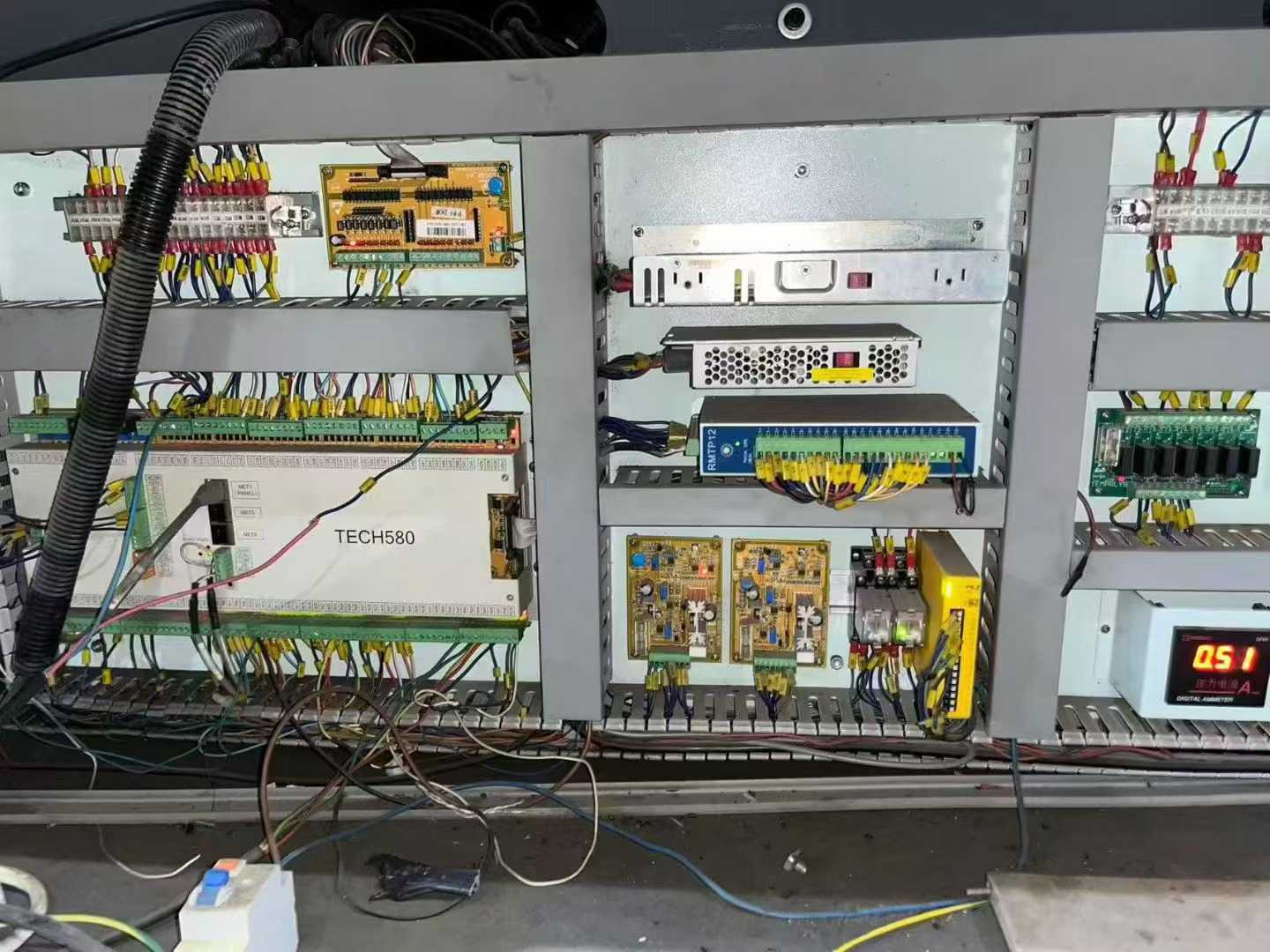 Blow molding machine.