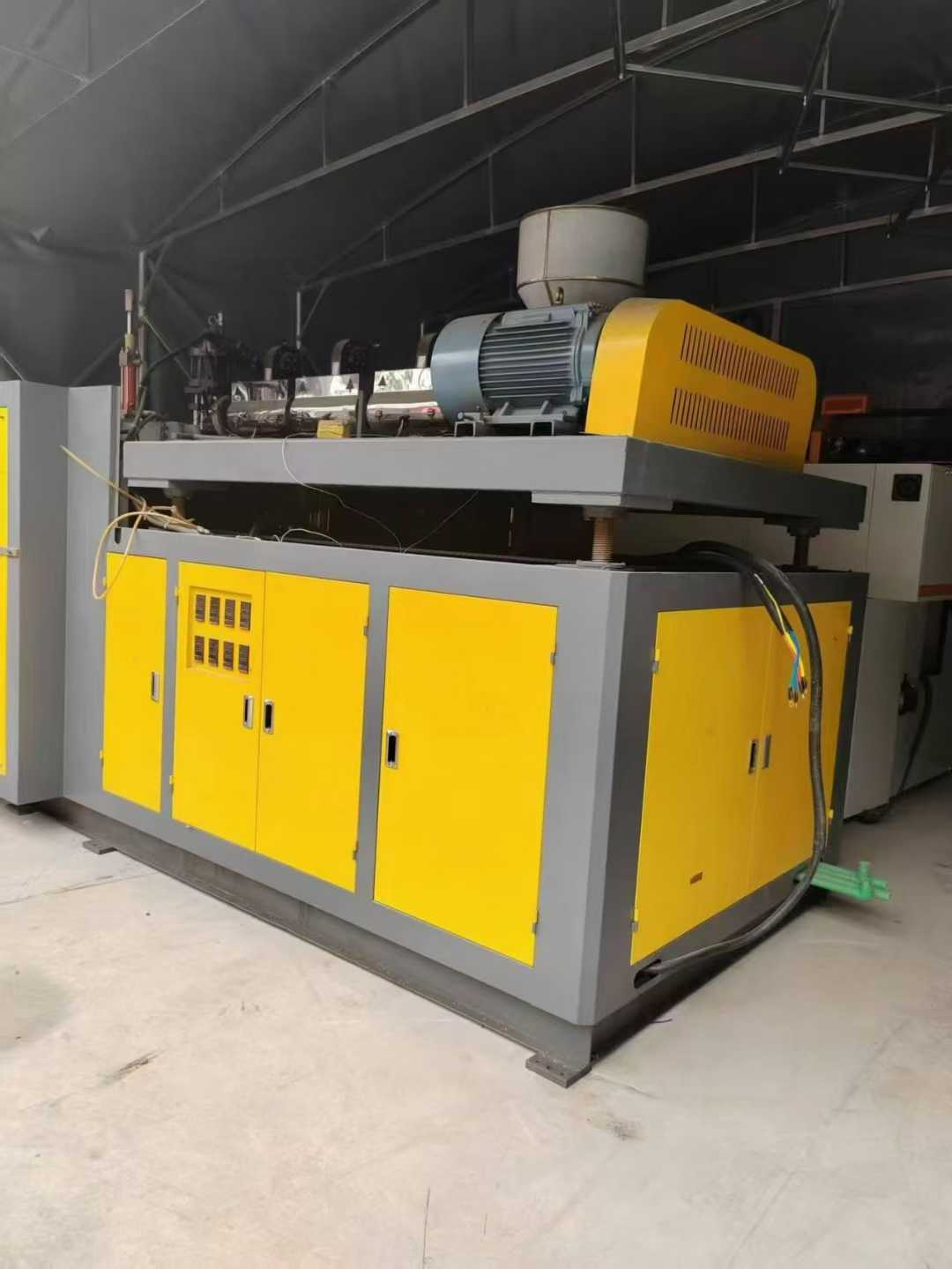 The 5-liter single-station, single-moldhead unit is relatively new.