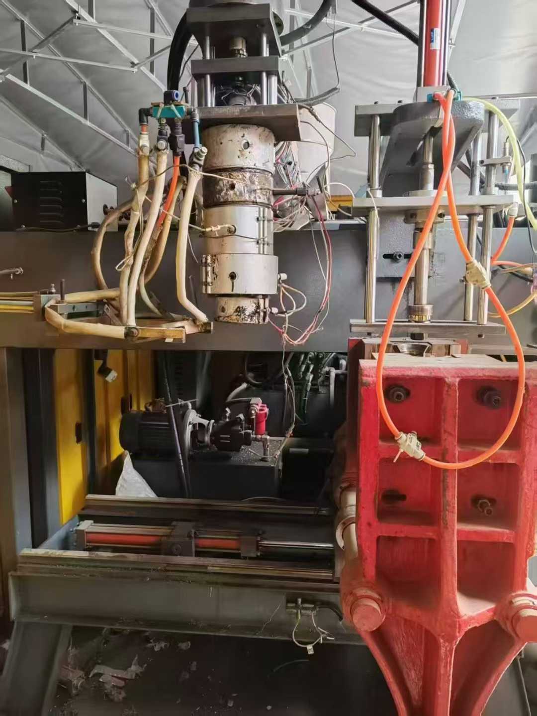 The 5-liter single-station, single-moldhead unit is relatively new.