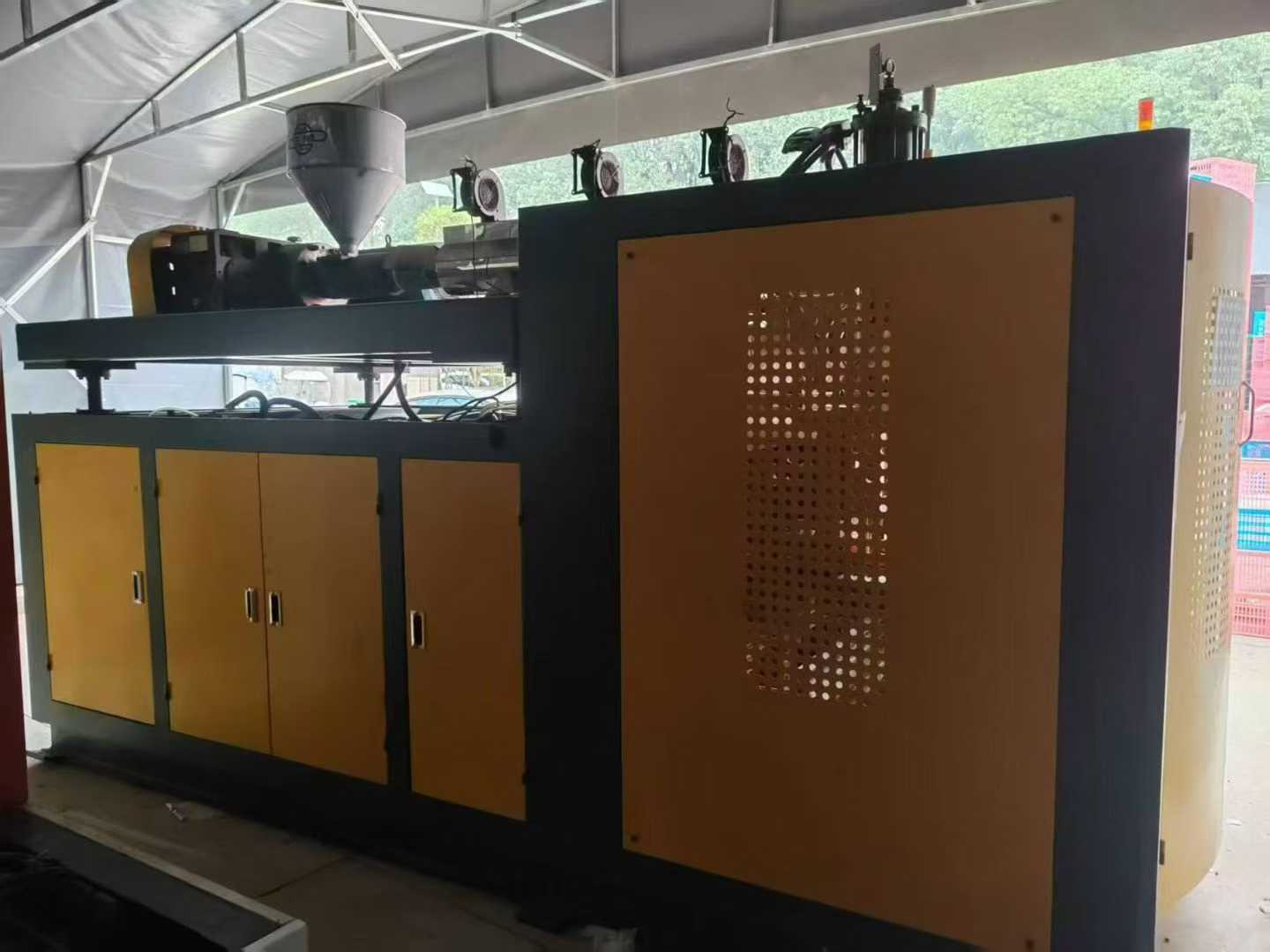 The 5-liter single-station, single-moldhead unit is relatively new.