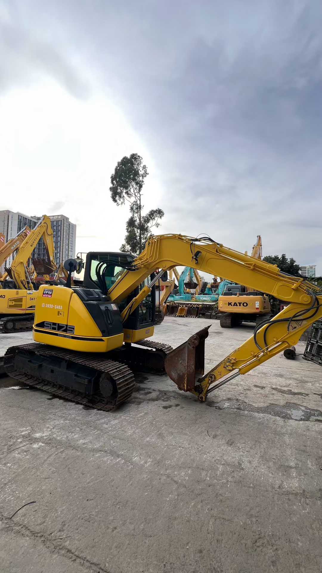 Sumitomo 75 with extended arm. In the shower. Actual condition as of end of 2015: 4040h. Includes barrel and clamp tube.