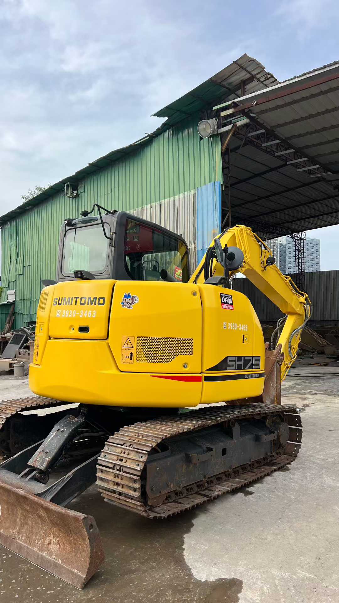 Sumitomo 75 with extended arm. In the shower. Actual condition as of end of 2015: 4040h. Includes barrel and clamp tube.