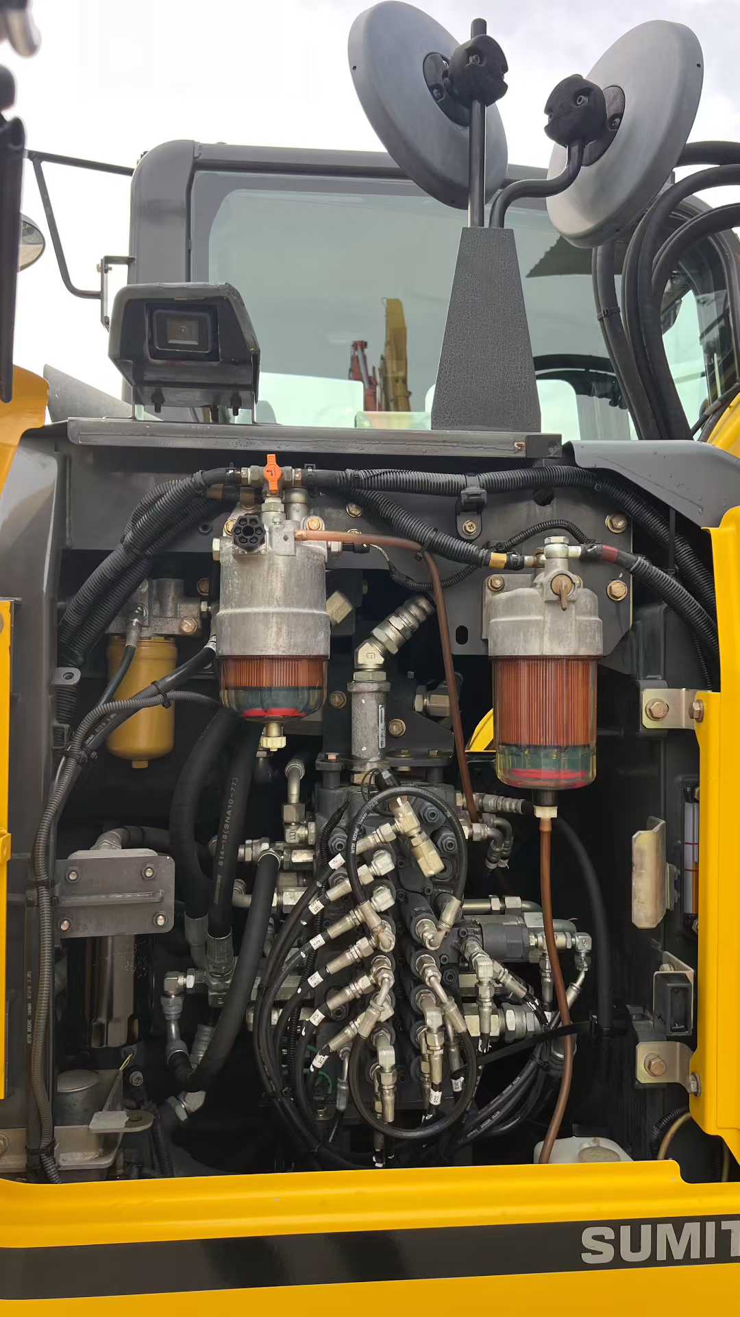 Sumitomo 75 with extended arm. In the shower. Actual condition as of end of 2015: 4040h. Includes barrel and clamp tube.