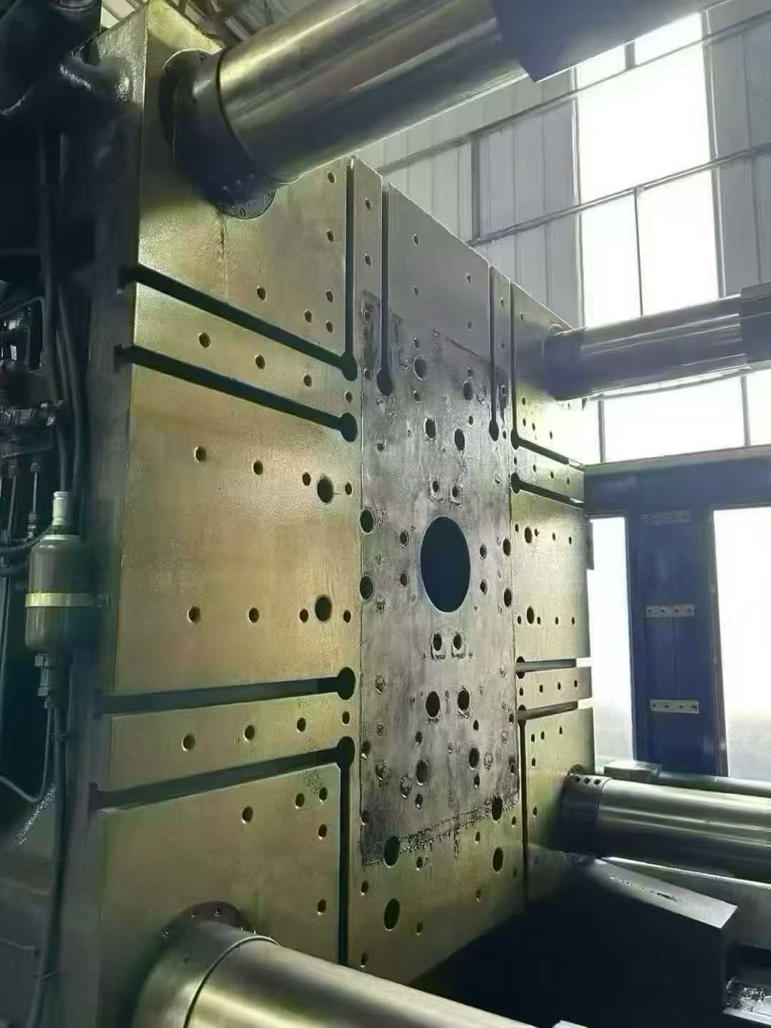 Haitian JU1300T lower mold 1380 mm, screw 110 mm glue content 4757 grams, auto parts special machine