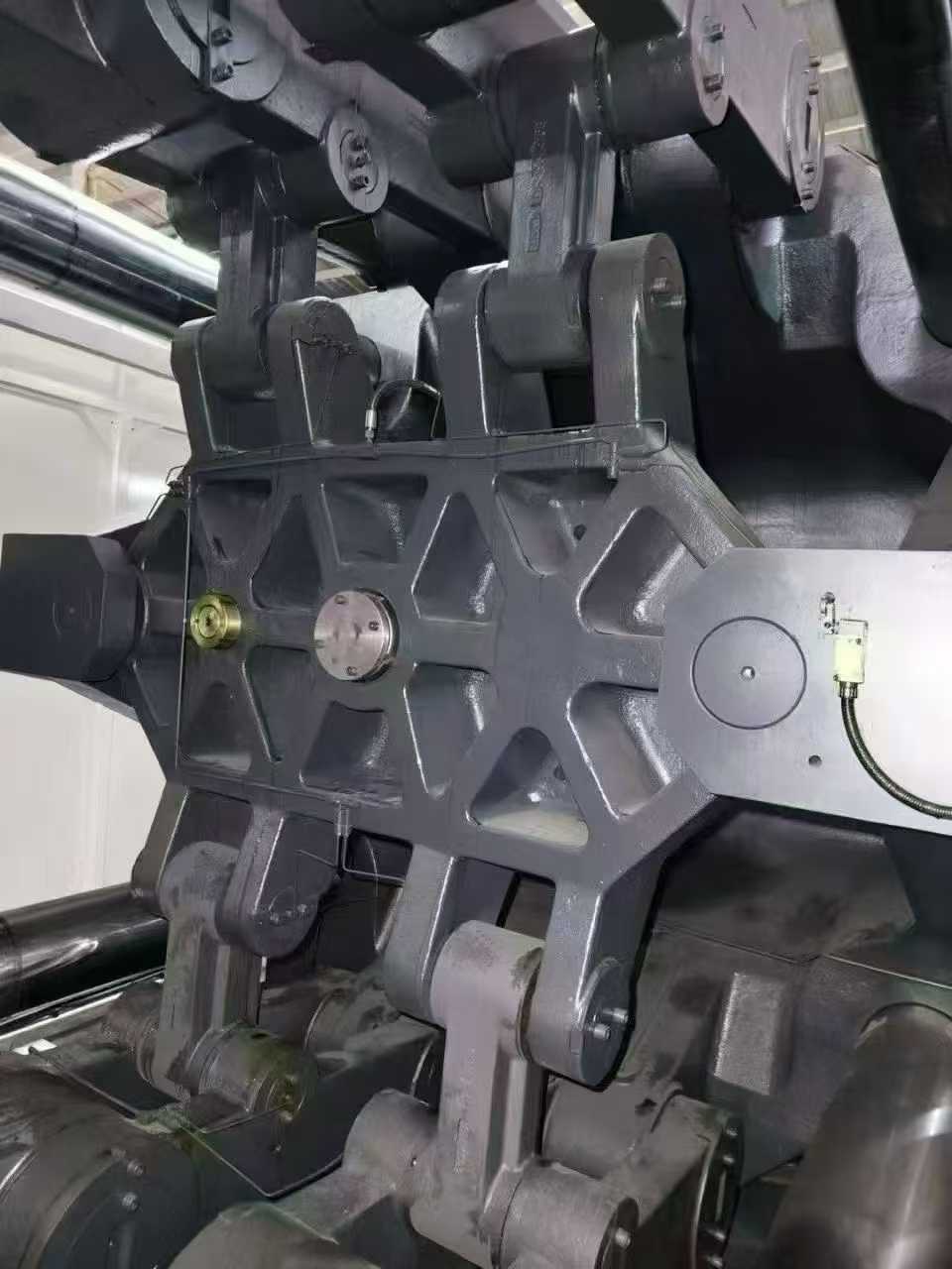 Haitian 2100T lower mold 1750 mm, screw 180 mm, adhesive content 19000 g