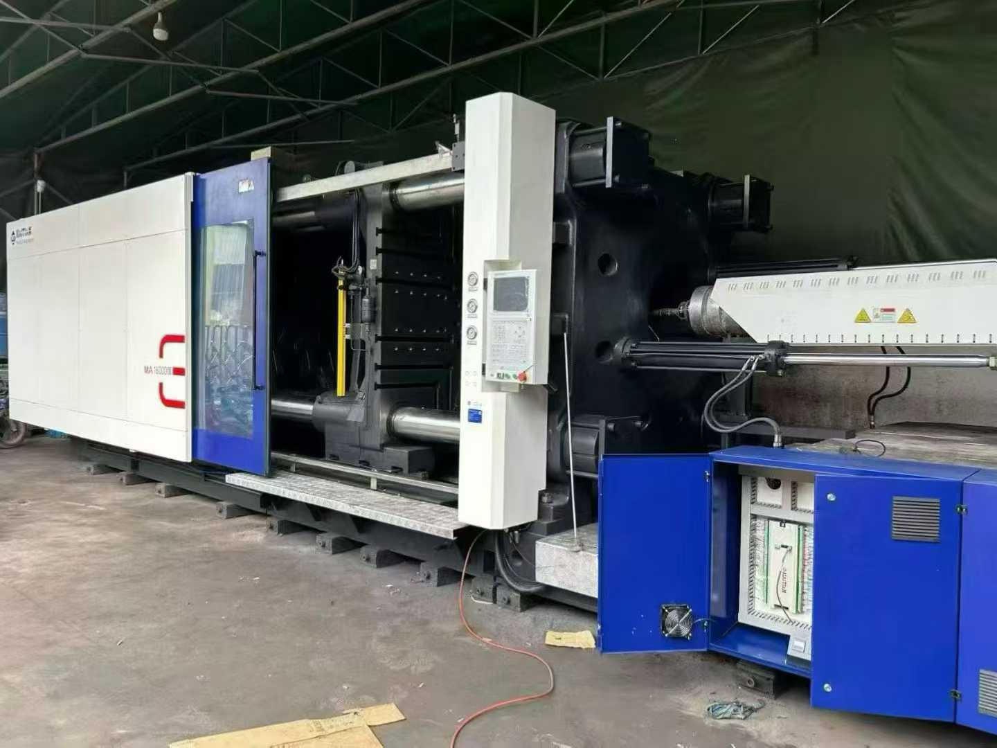 One Haitian 1600T servo machine, 1550mm lower die, 130mm screw, more than 7000 grams of glue, with electric door, safety pedal, infrared security high with a machine