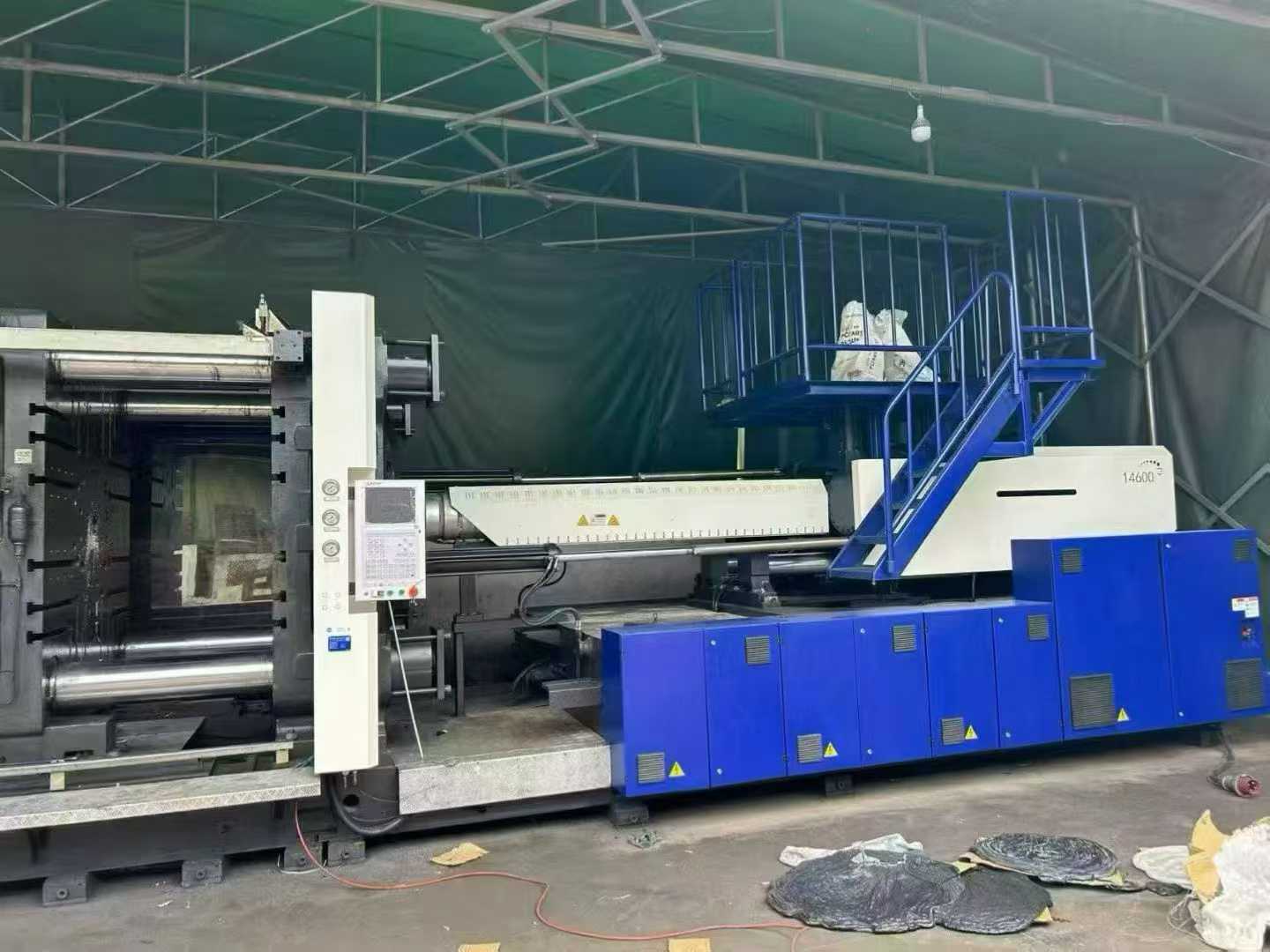 One Haitian 1600T servo machine, 1550mm lower die, 130mm screw, more than 7000 grams of glue, with electric door, safety pedal, infrared security high with a machine