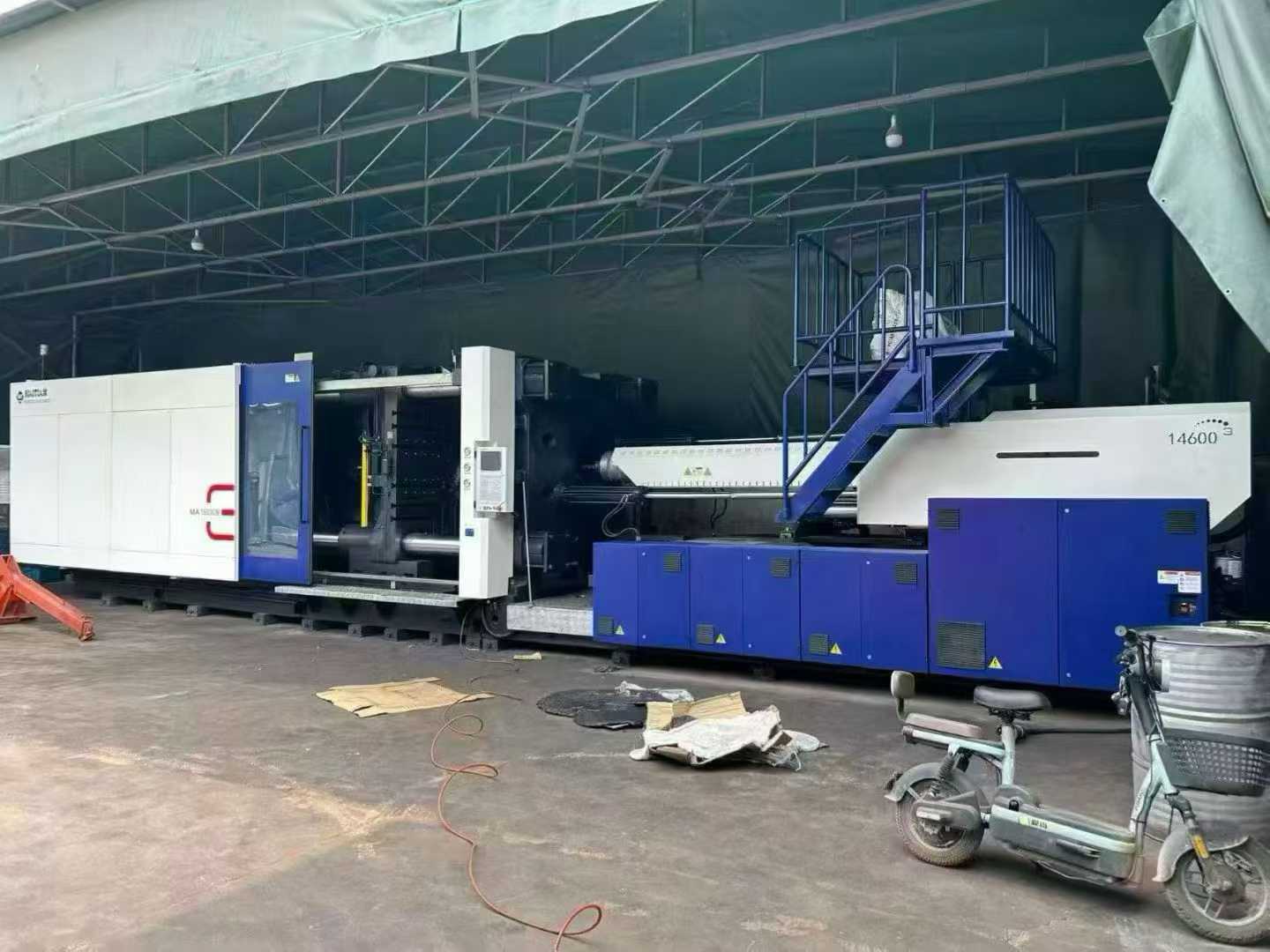 One Haitian 1600T servo machine, 1550mm lower die, 130mm screw, more than 7000 grams of glue, with electric door, safety pedal, infrared security high with a machine