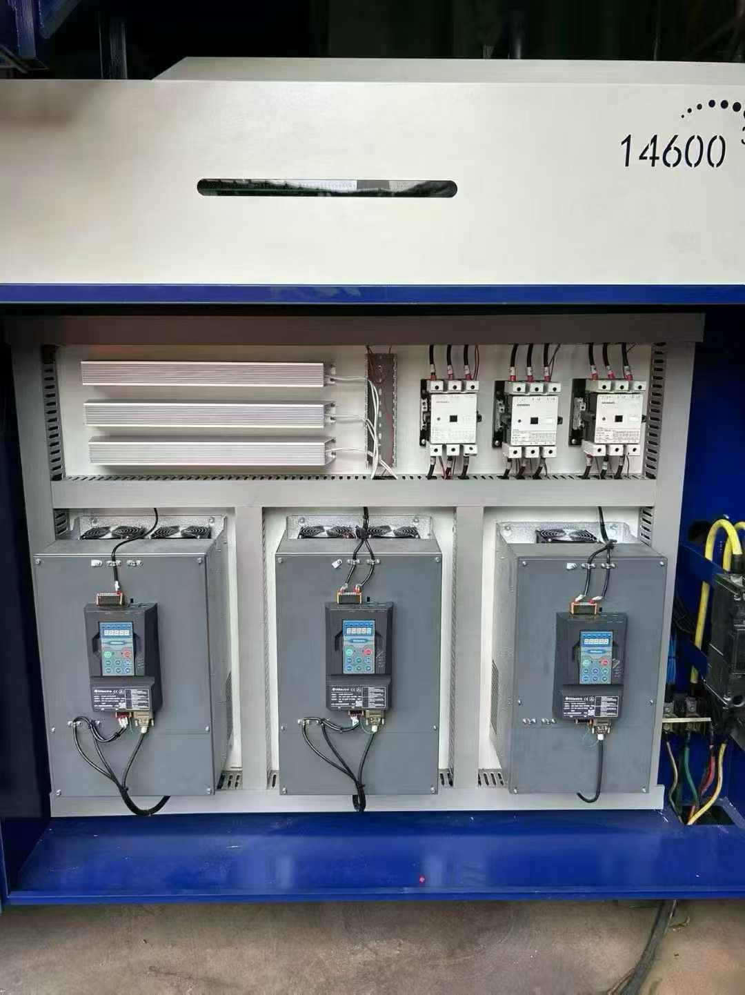 One Haitian 1600T servo machine, 1550mm lower die, 130mm screw, more than 7000 grams of glue, with electric door, safety pedal, infrared security high with a machine