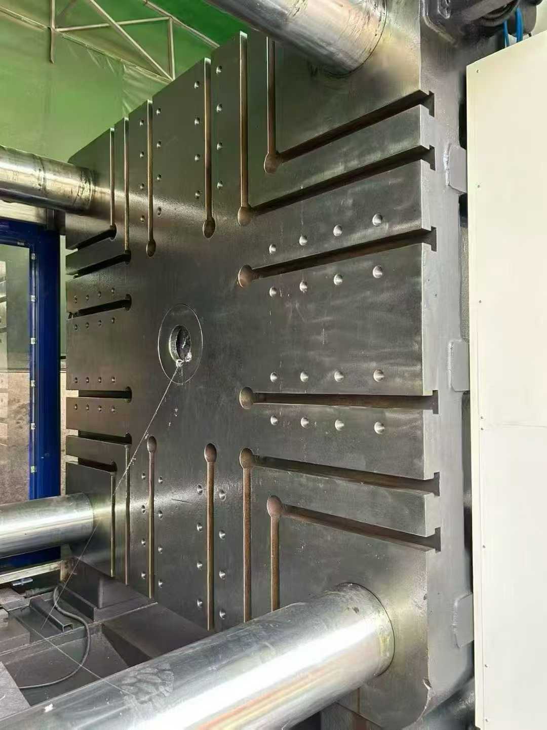 One Haitian 1600T servo machine, 1550mm lower die, 130mm screw, more than 7000 grams of glue, with electric door, safety pedal, infrared security high with a machine