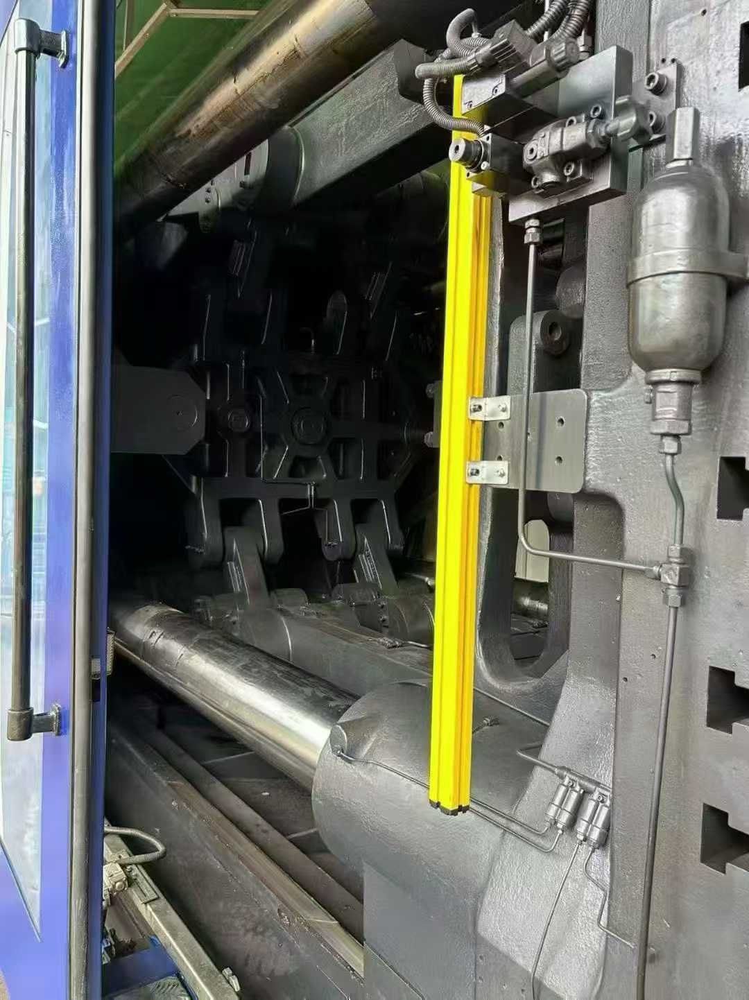 One Haitian 1600T servo machine, 1550mm lower die, 130mm screw, more than 7000 grams of glue, with electric door, safety pedal, infrared security high with a machine