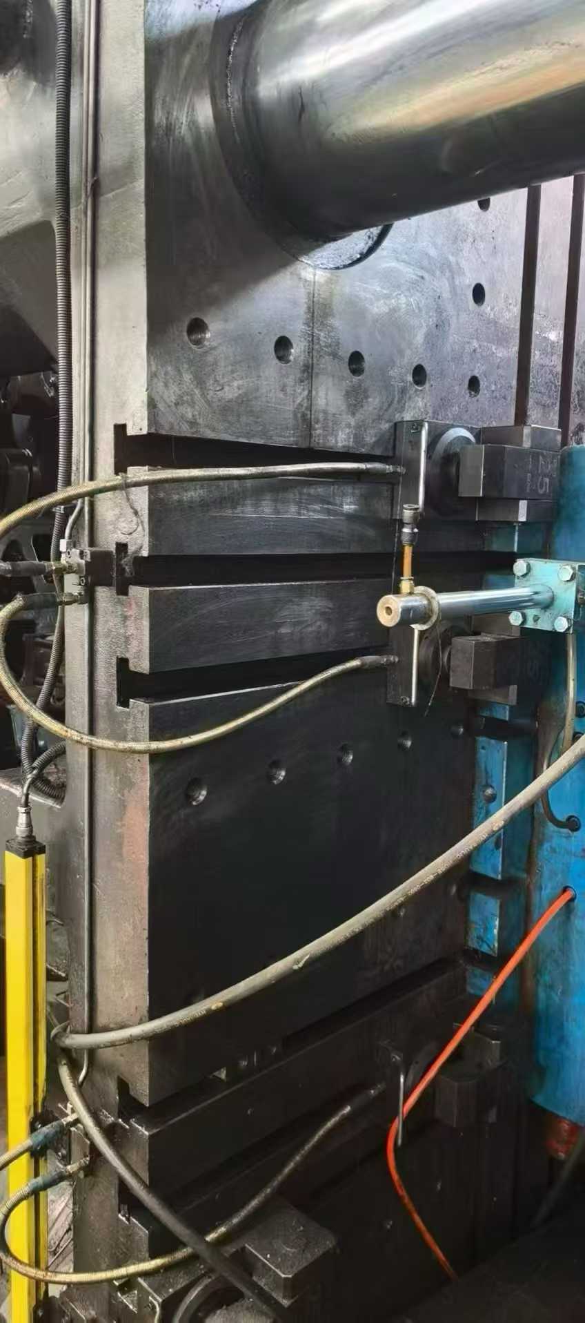 Haitian 2 generation 2400 t original servo, screw 185m, adhesive capacity 26074 g