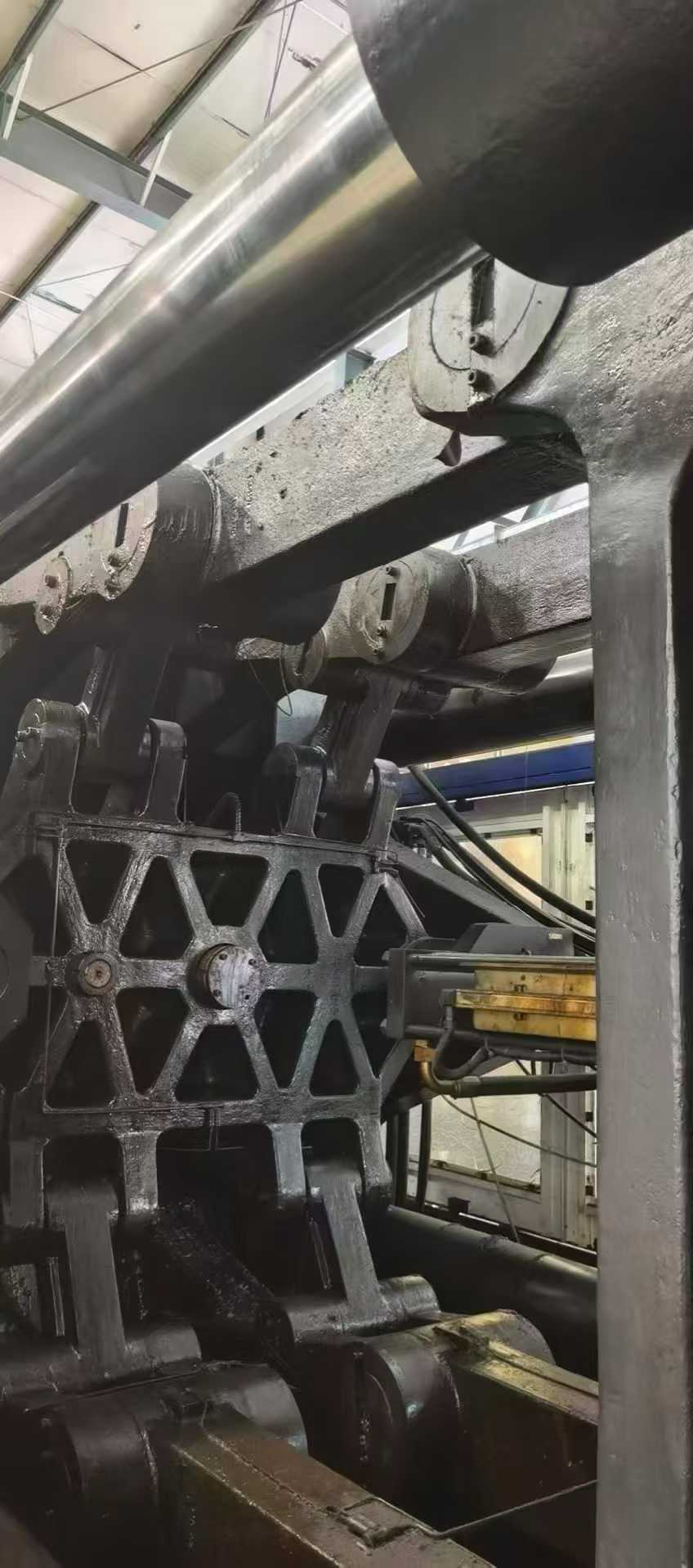 Haitian 2 generation 2400 t original servo, screw 185m, adhesive capacity 26074 g