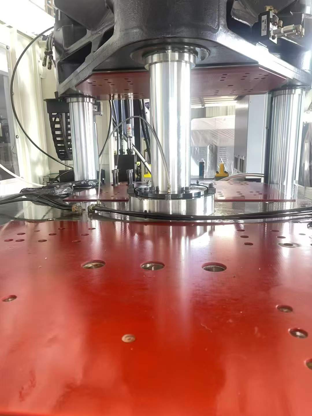 Hitachi 220-ton vertical turntable semi-new machine, with only 413 hours of operational time.