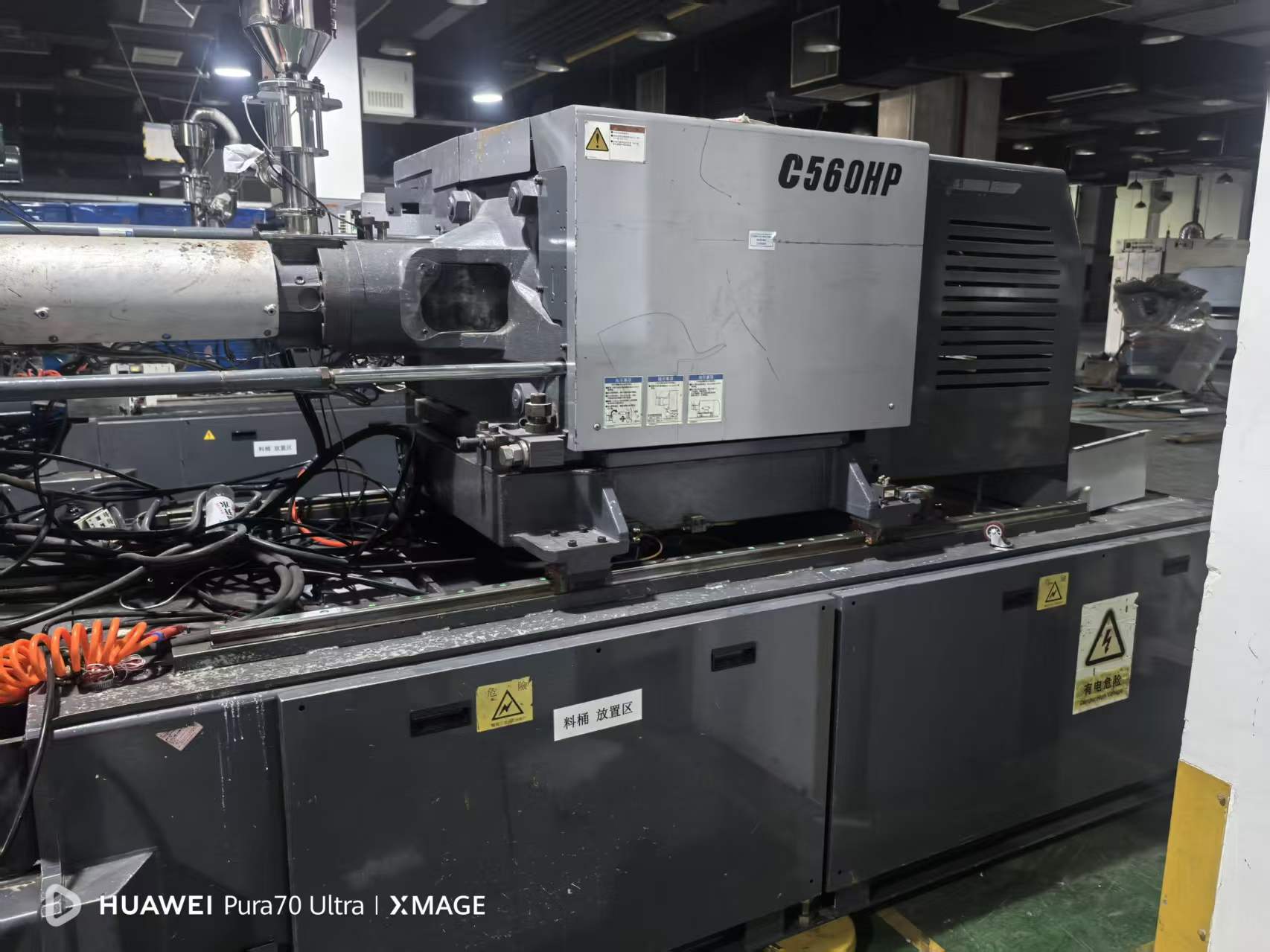 Sumitomo 450-ton high-speed machine; production underway at the factory; firing rate: 800; screw diameter: 36.