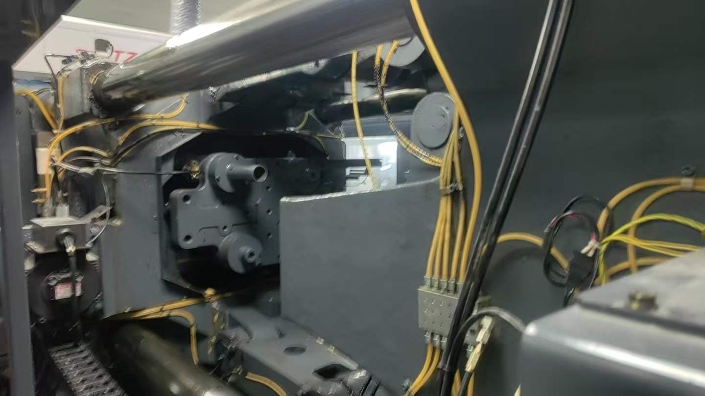 Sumitomo 450-ton high-speed machine; production underway at the factory; firing rate: 800; screw diameter: 36.