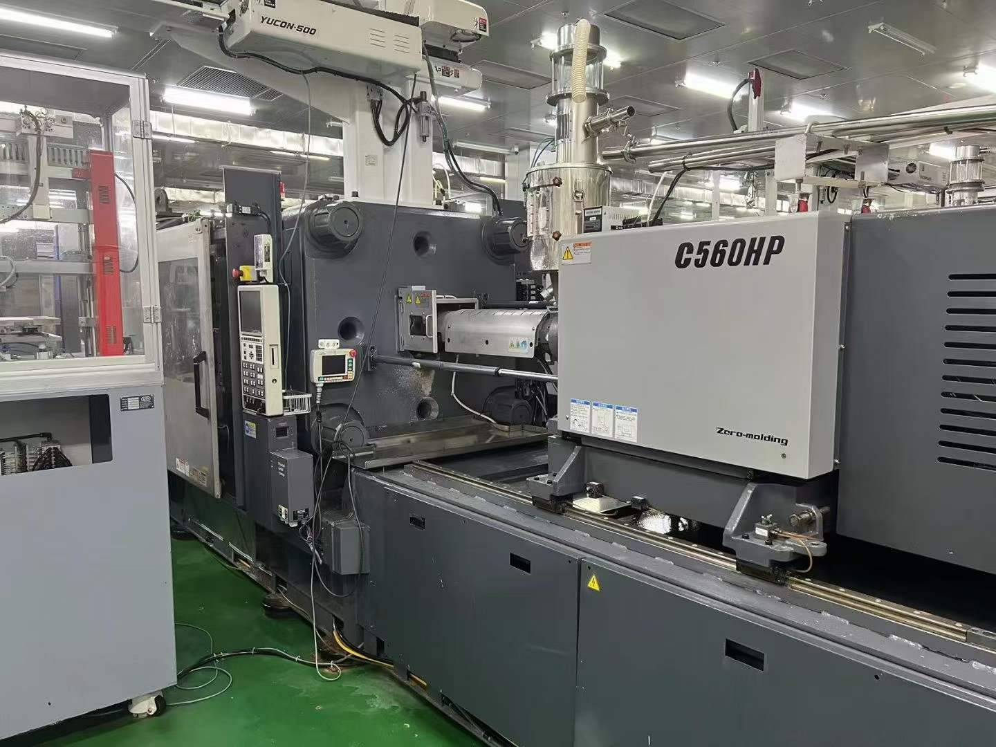 Sumitomo 450-ton high-speed machine; production underway at the factory; firing rate: 800; screw diameter: 36.