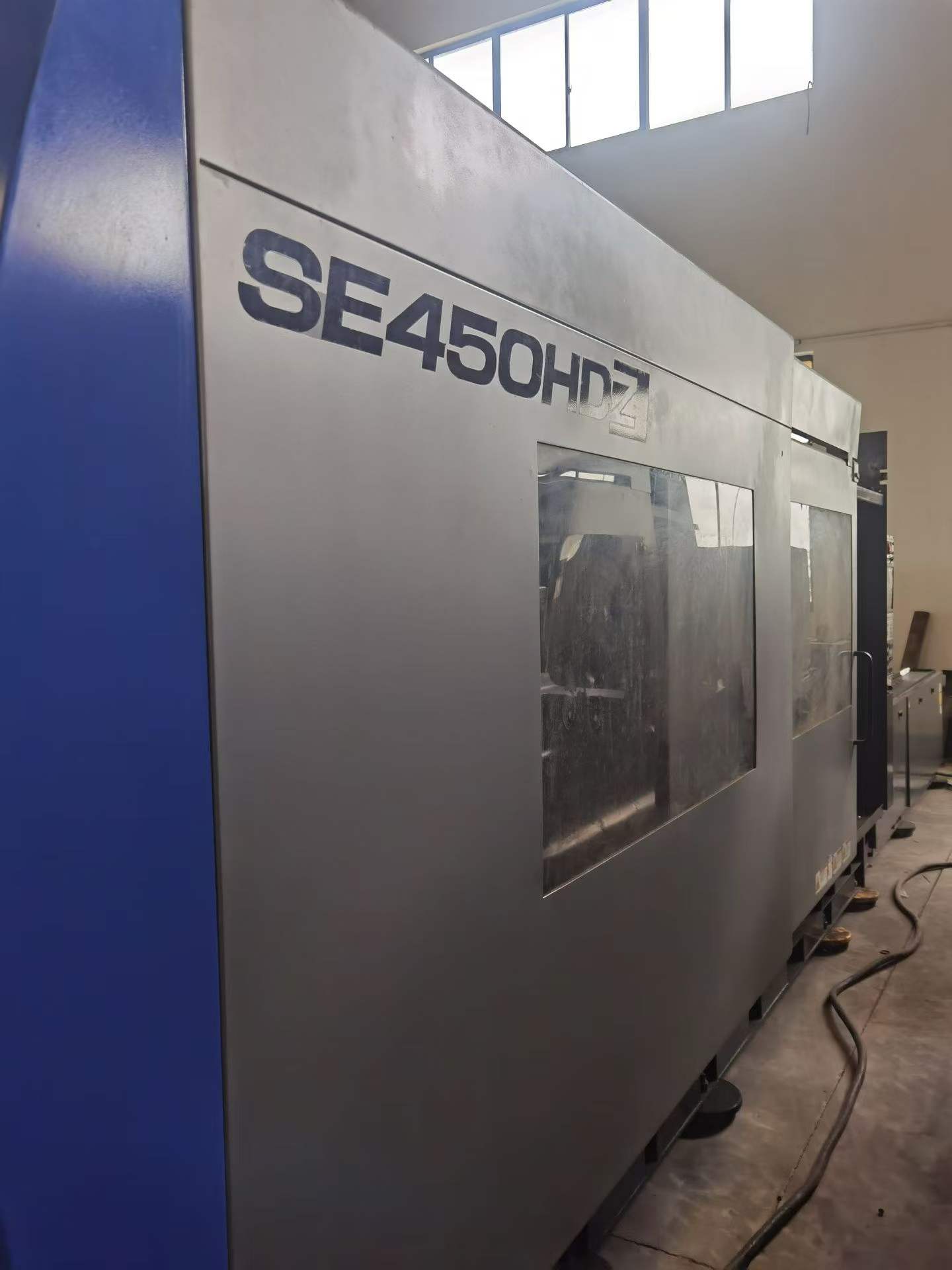 Sumitomo 450-ton high-speed machine; production underway at the factory; firing rate: 800; screw diameter: 36.