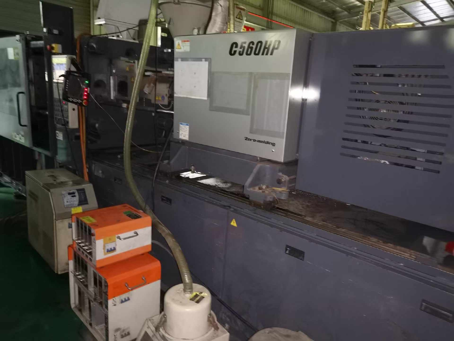 Sumitomo 450-ton high-speed machine; production underway at the factory; firing rate: 800; screw diameter: 36.