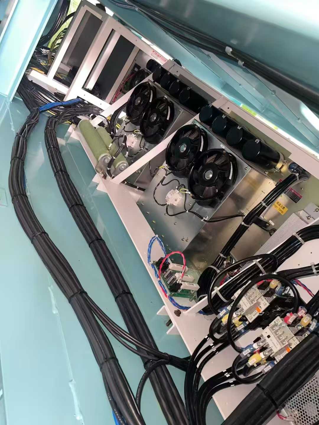 Sumitomo 350 tons, lower mold 760/710. Shooting speed 160.1. Production efficiency increased by 30% to 50%. The equipment boasts excellent shaping precision, featuring high-precision mold locking and injection control, allowing for shaping tolerances to b