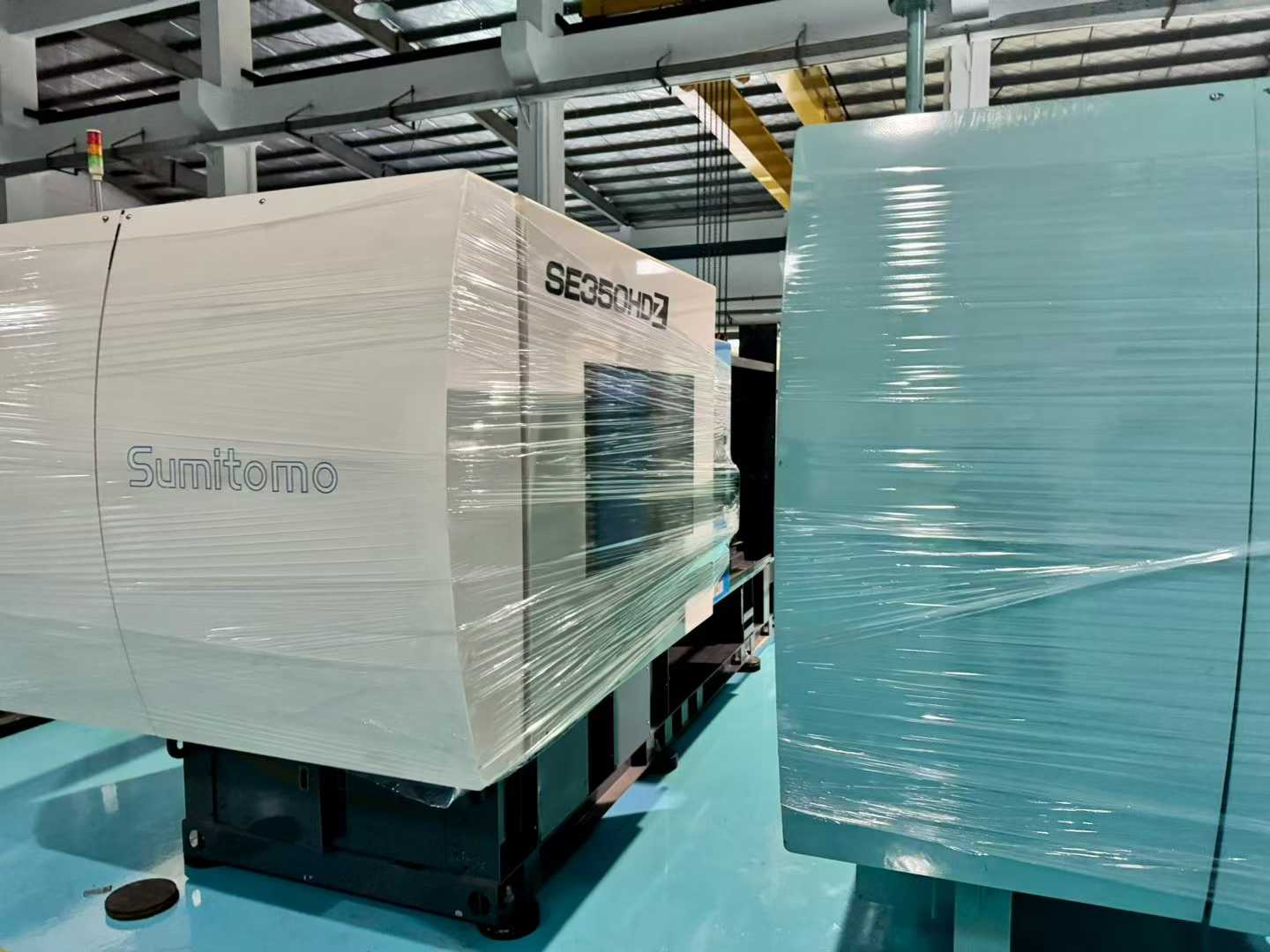 Sumitomo 350 tons, lower mold 760/710. Shooting speed 160.1. Production efficiency increased by 30% to 50%. The equipment boasts excellent shaping precision, featuring high-precision mold locking and injection control, allowing for shaping tolerances to b