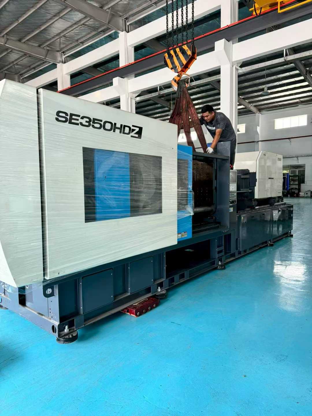 Sumitomo 350 tons, lower mold 760/710. Shooting speed 160.1. Production efficiency increased by 30% to 50%. The equipment boasts excellent shaping precision, featuring high-precision mold locking and injection control, allowing for shaping tolerances to b