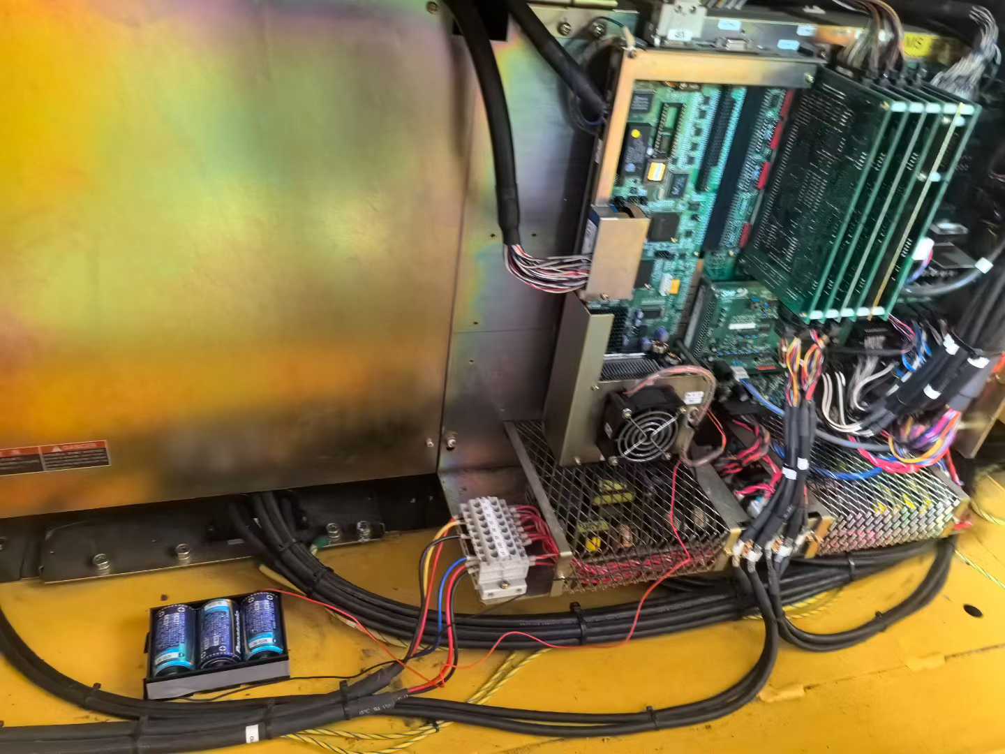 Sumitomo’s 230-ton dual-color electric injection molding machine, with a lower mold of 920/560 and a shot velocity of 300. Specializes in 3C dual-color casings, dual-color handles, dual-color labels, and one-piece molded casings. Compared to traditional e