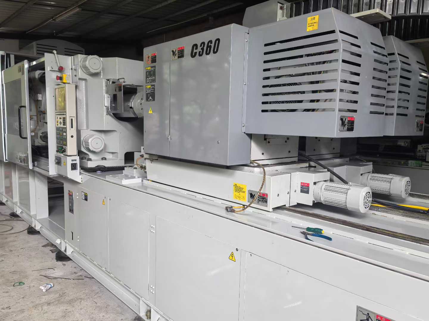 Sumitomo’s 230-ton dual-color electric injection molding machine, with a lower mold of 920/560 and a shot velocity of 300. Specializes in 3C dual-color casings, dual-color handles, dual-color labels, and one-piece molded casings. Compared to traditional e