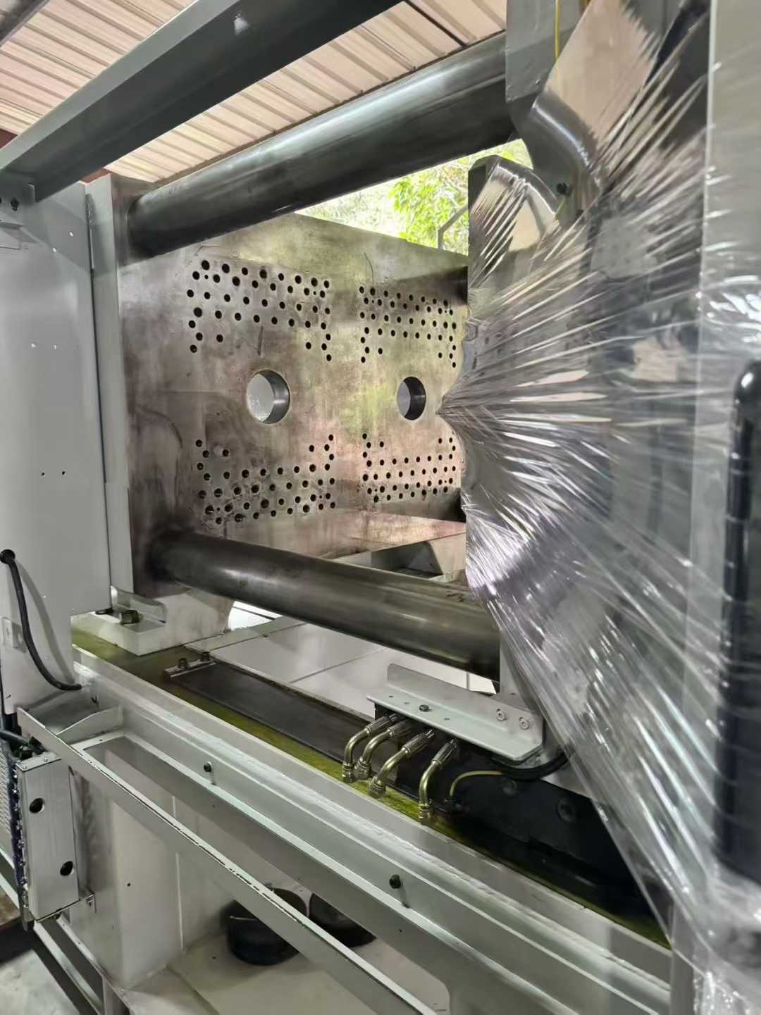 Sumitomo’s 230-ton dual-color electric injection molding machine, with a lower mold of 920/560 and a shot velocity of 300. Specializes in 3C dual-color casings, dual-color handles, dual-color labels, and one-piece molded casings. Compared to traditional e