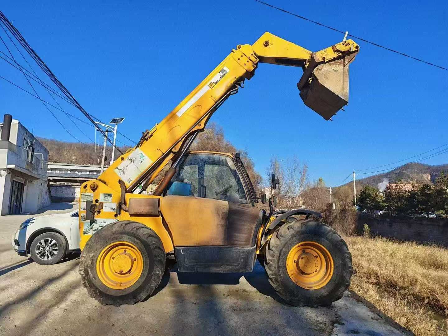 JCB535-95 Telescopic Arm Forklift Truck. Lifting height of 9.5 meters, maximum load capacity of 3.5 tons. Three-section arm, four-wheel drive, four-wheel steering. Perkins engine.