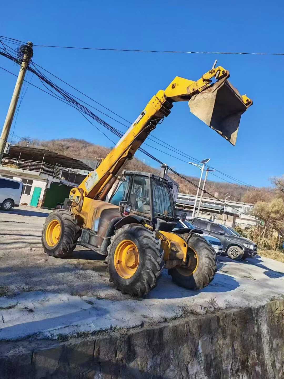 JCB535-95 Telescopic Arm Forklift Truck. Lifting height of 9.5 meters, maximum load capacity of 3.5 tons. Three-section arm, four-wheel drive, four-wheel steering. Perkins engine.