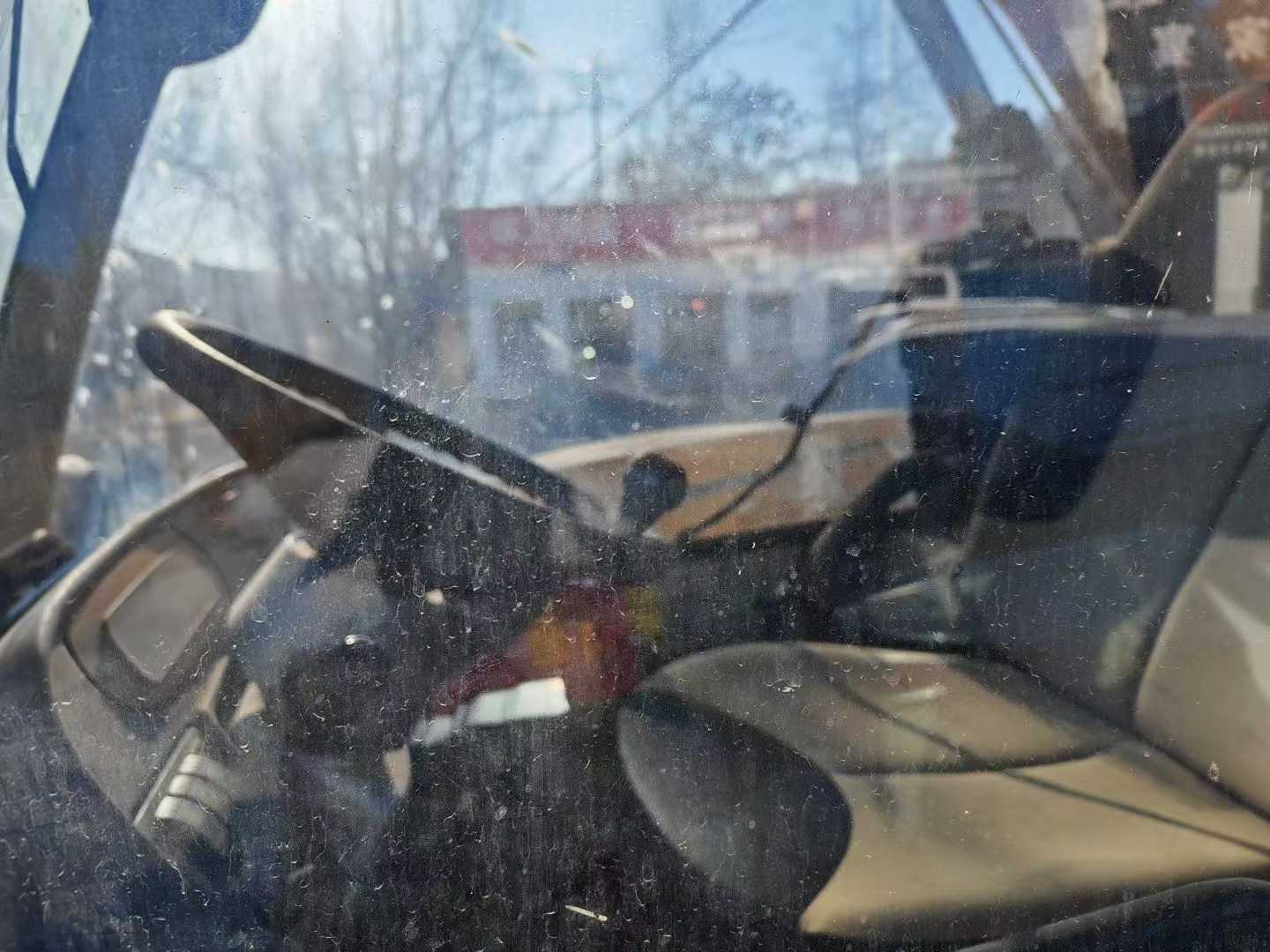 JCB535-95 Telescopic Arm Forklift Truck. Lifting height of 9.5 meters, maximum load capacity of 3.5 tons. Three-section arm, four-wheel drive, four-wheel steering. Perkins engine.