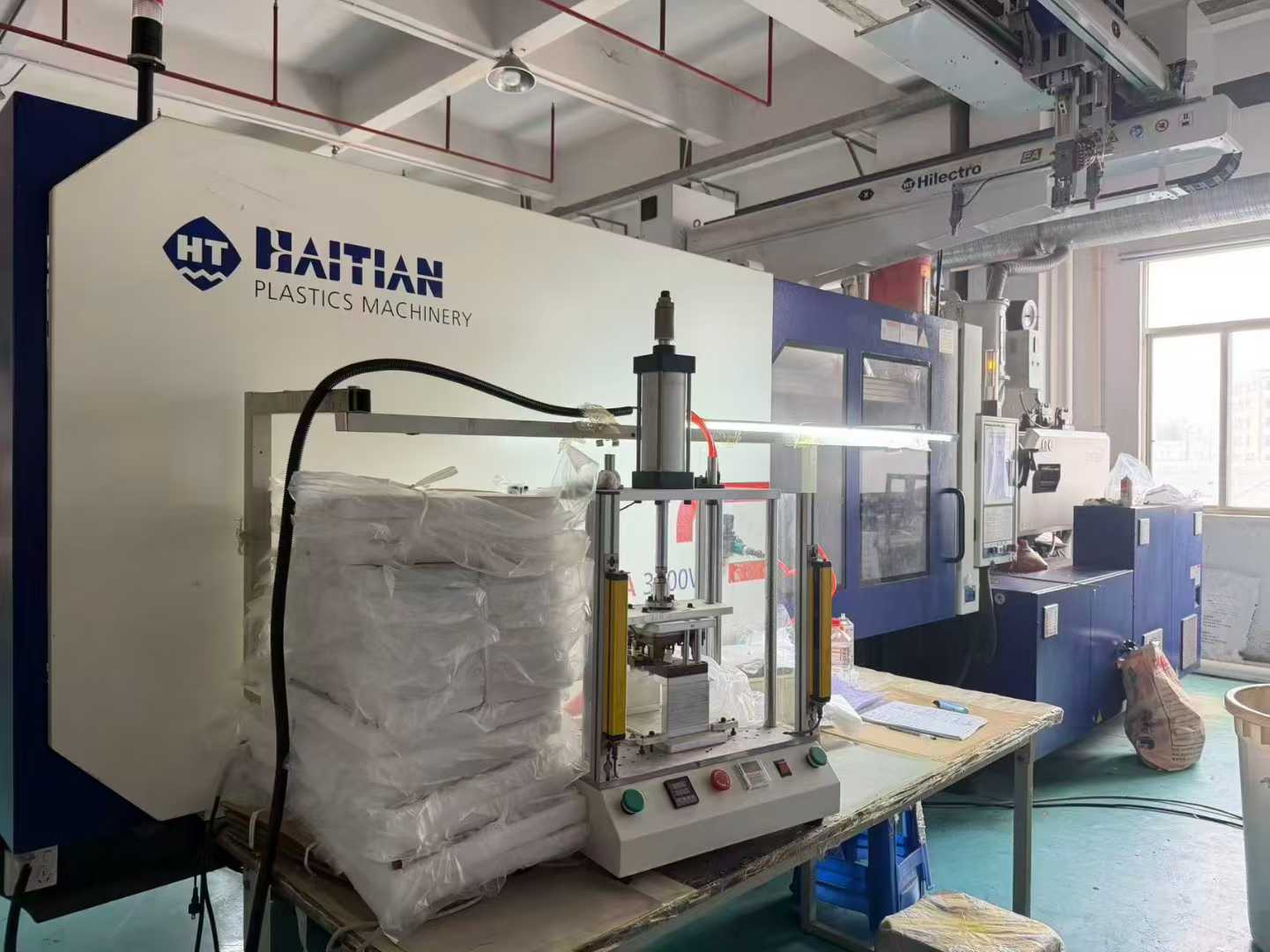 9 into the new Haitian 360T color injection molding machine 2