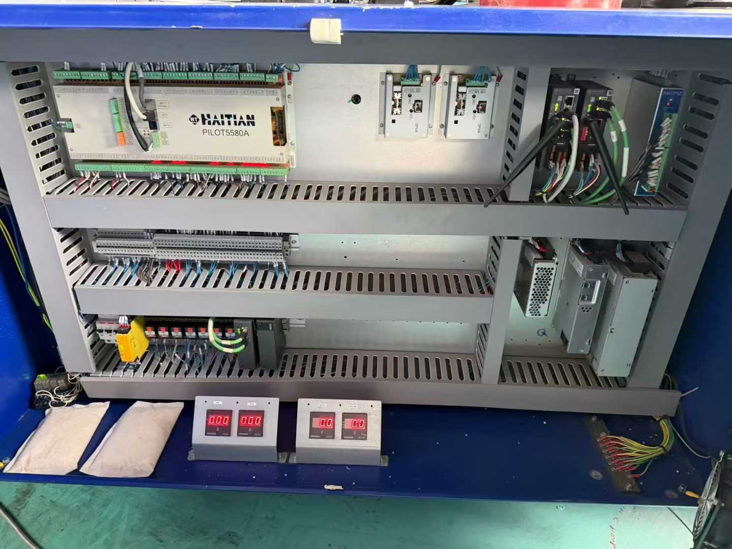 9 into the new Haitian 360T color injection molding machine 2