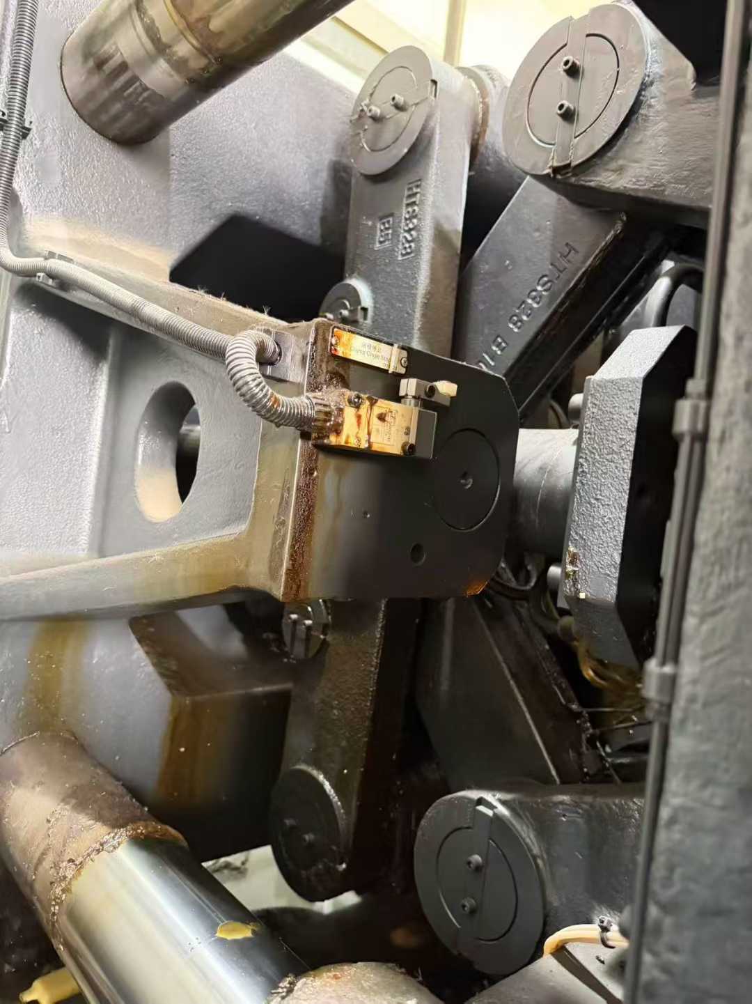 9 into the new Haitian 360T color injection molding machine 2