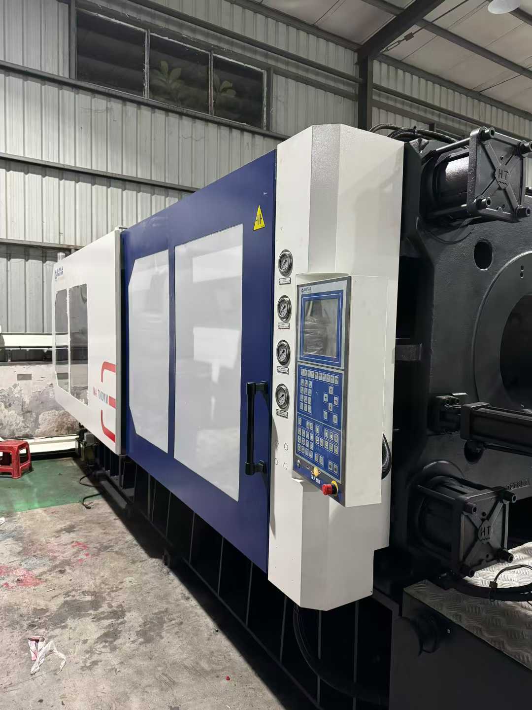 Haitian 700T servo injection molding machine 2 sets, the glue capacity of more than 4300 grams