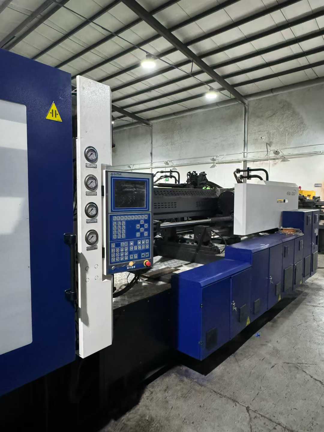 Haitian 700T servo injection molding machine 2 sets, the glue capacity of more than 4300 grams