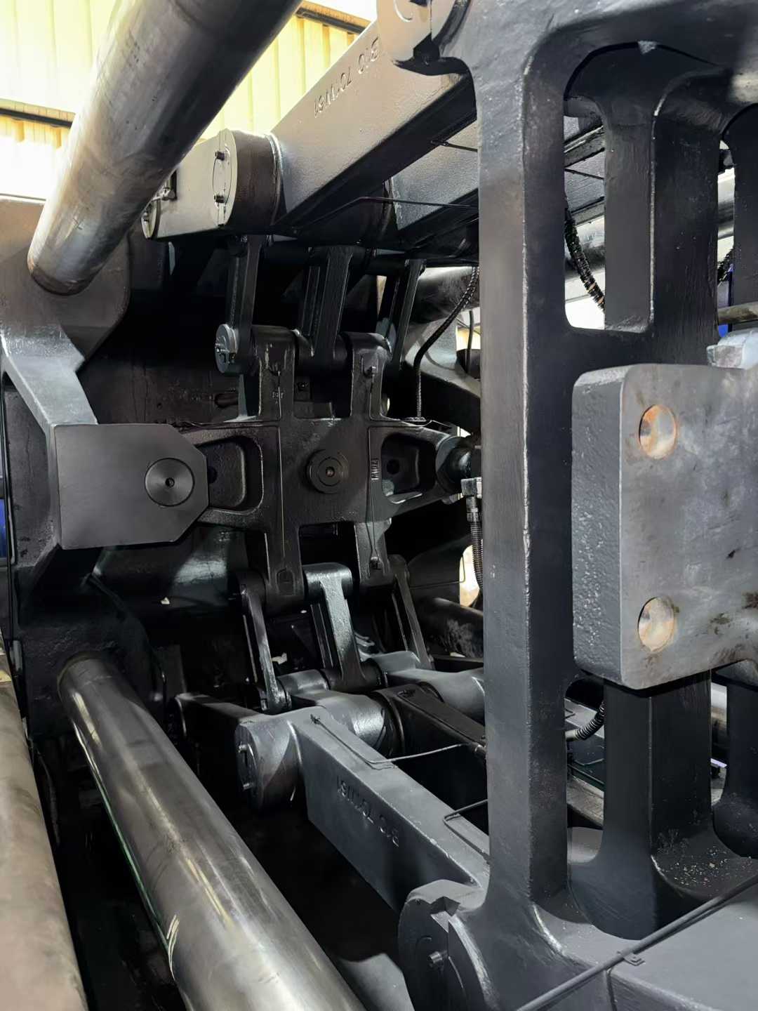 Haitian 700T servo injection molding machine 2 sets, the glue capacity of more than 4300 grams