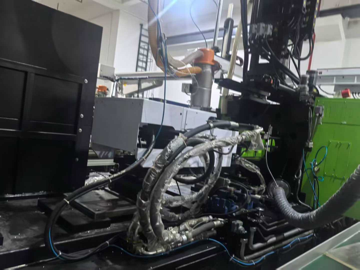 99% new Yi’mi 280T dual-color injection molding machine.